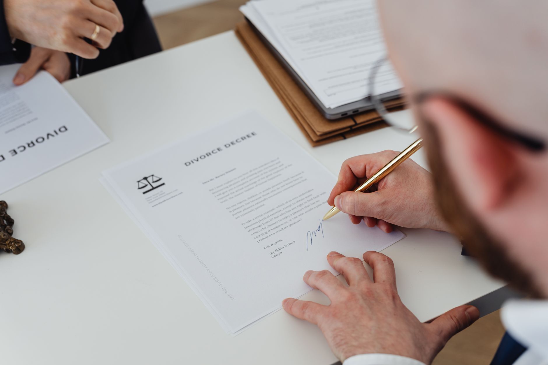 Documento legal listo para firmar sobre un escritorio