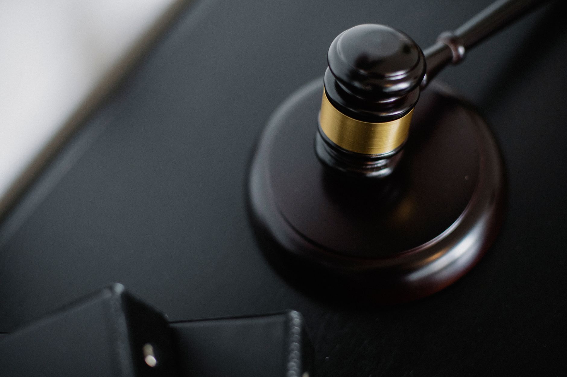 Mazo de juez sobre una mesa representando el cumplimiento legal