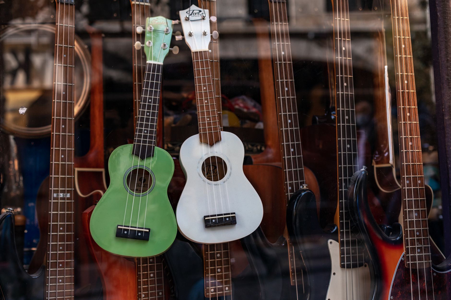 Tienda con guitarras e instrumentos musicales expuestos en pared