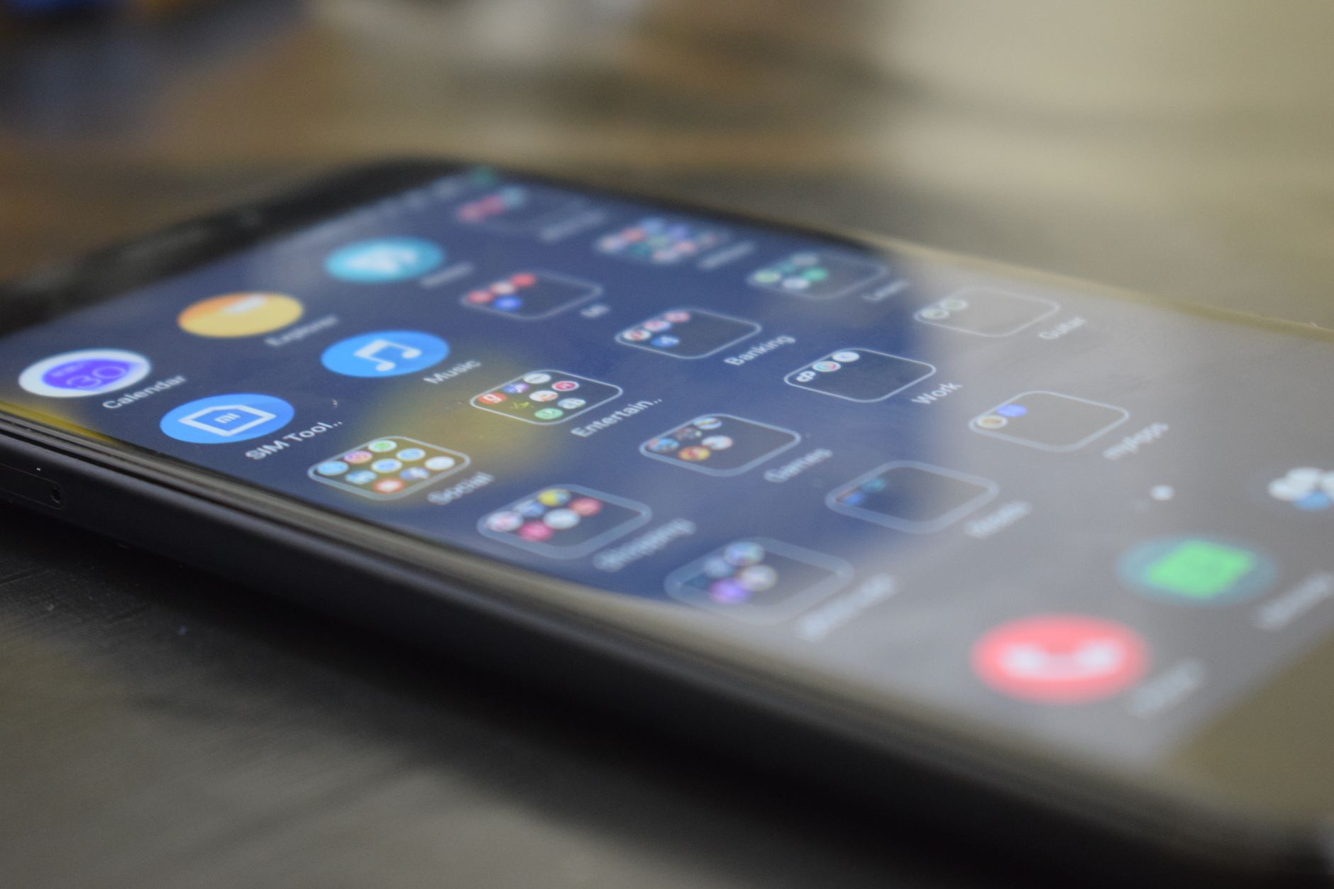 App de afinador electrónico en un smartphone usada como referencia de tono