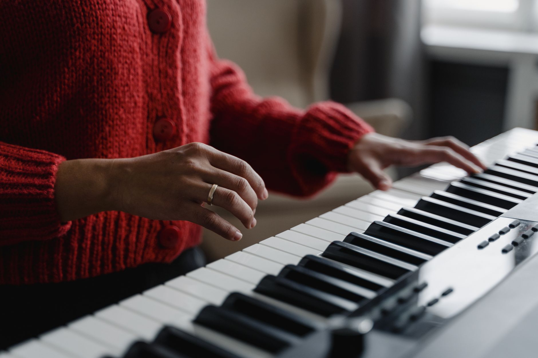 Mano deslizando por el cuello de un instrumento musical electrónico para controlar el tono