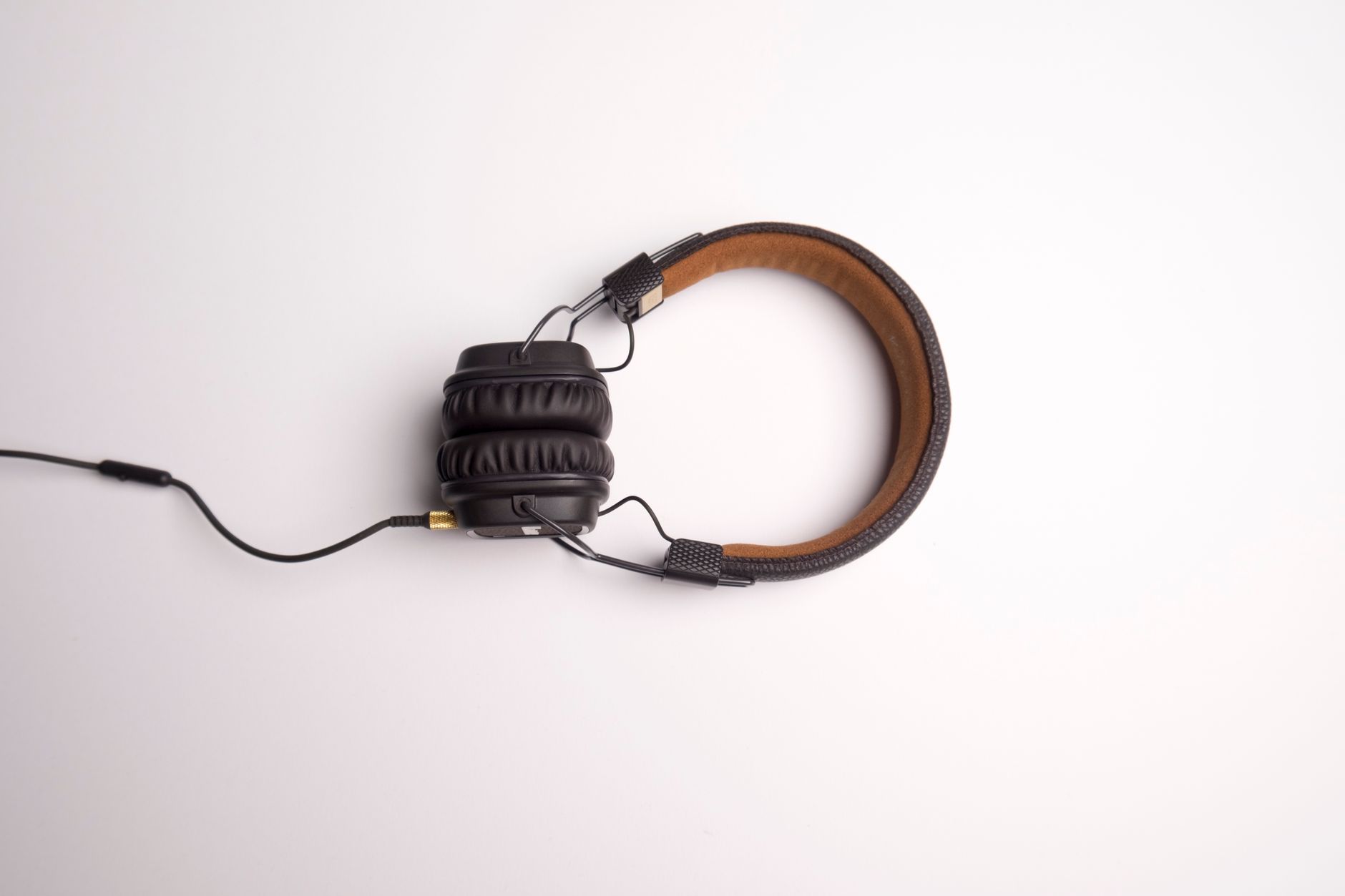 Persona practicando entrenamiento auditivo musical con auriculares