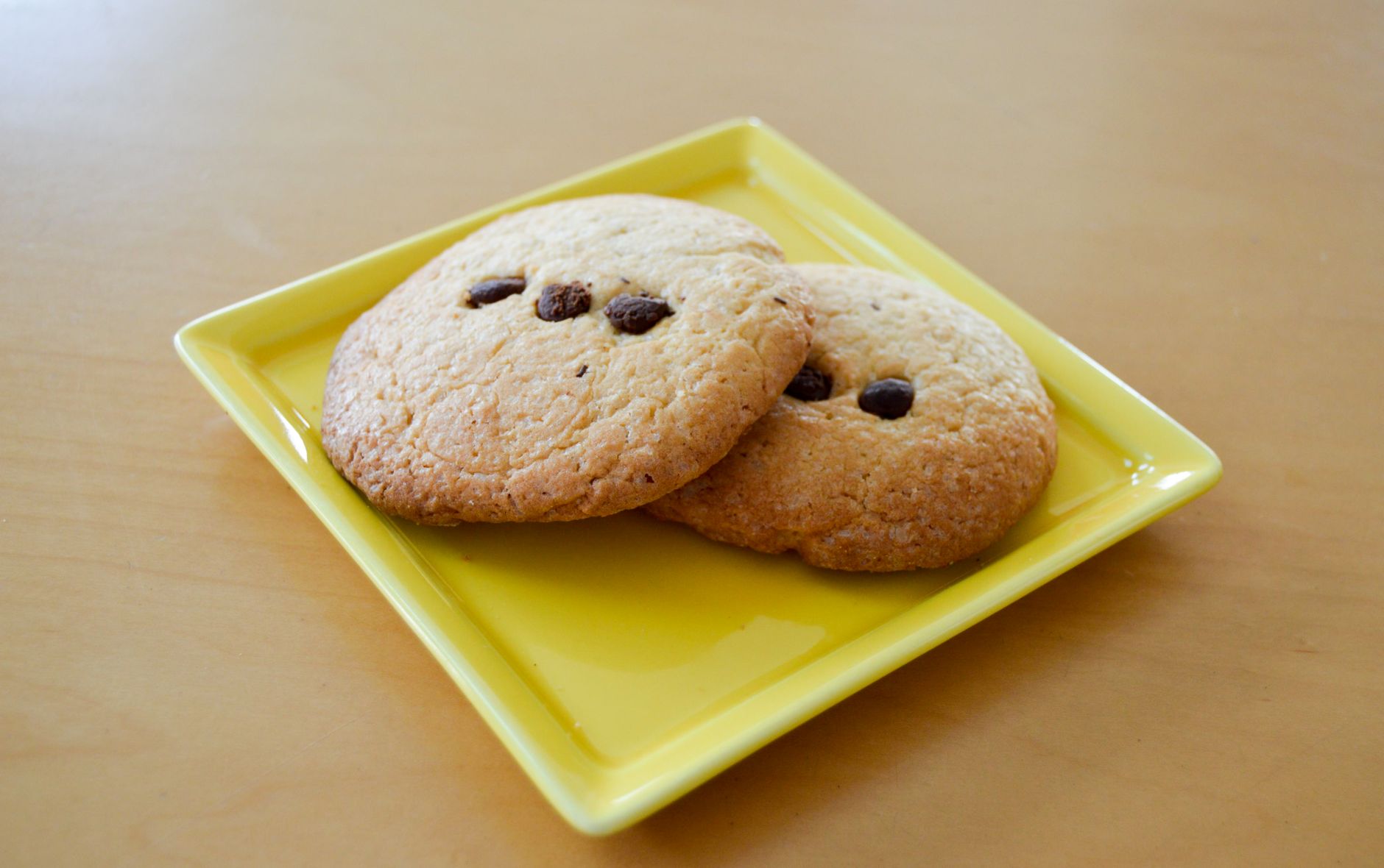 Galletas de chocolate junto a un teclado representando las cookies del navegador