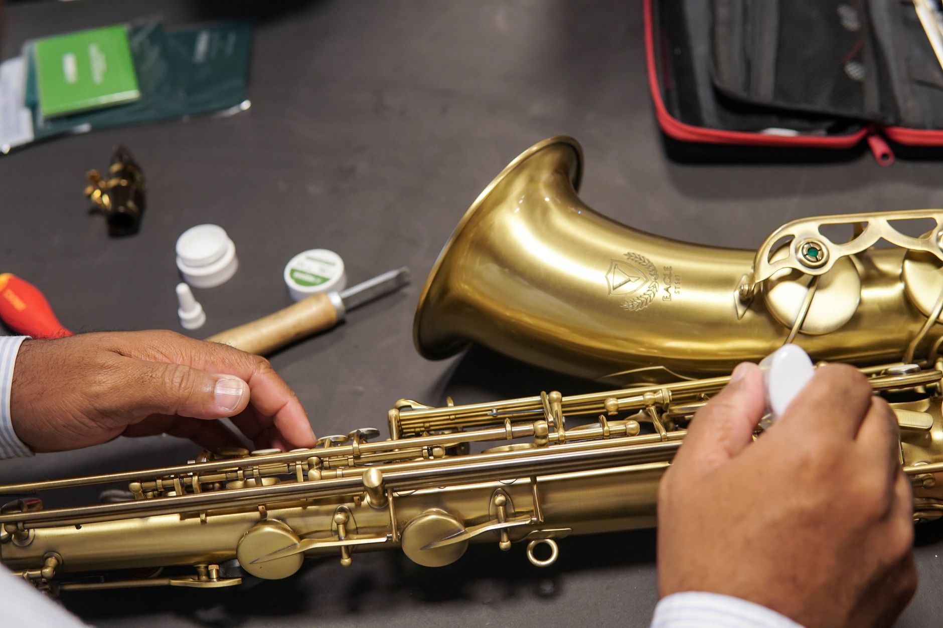 Limpieza y cuidado de instrumento musical electrónico — mantenimiento del cuello táctil