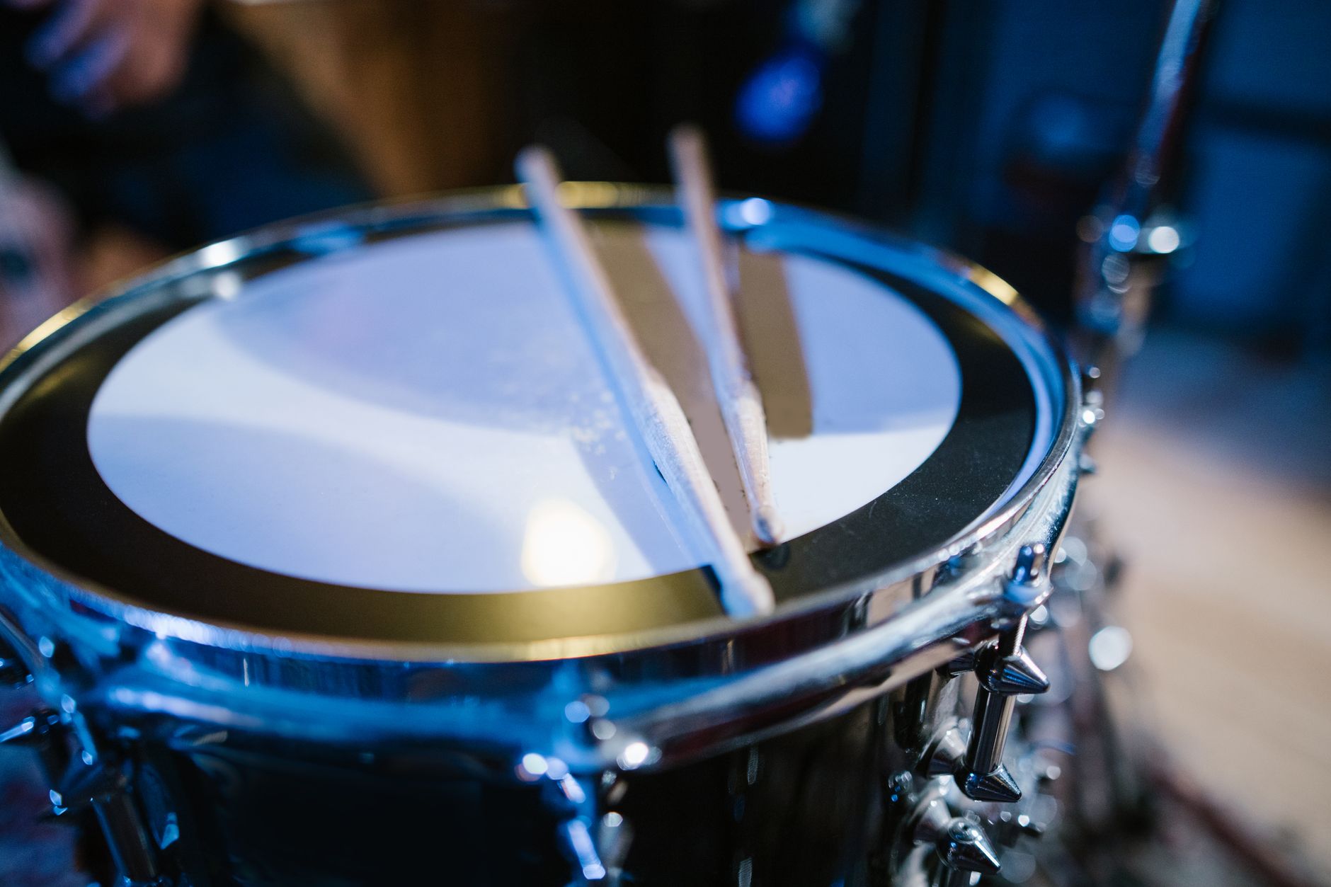 Músico tocando el cajón en directo: percusión de madera con técnica de manos