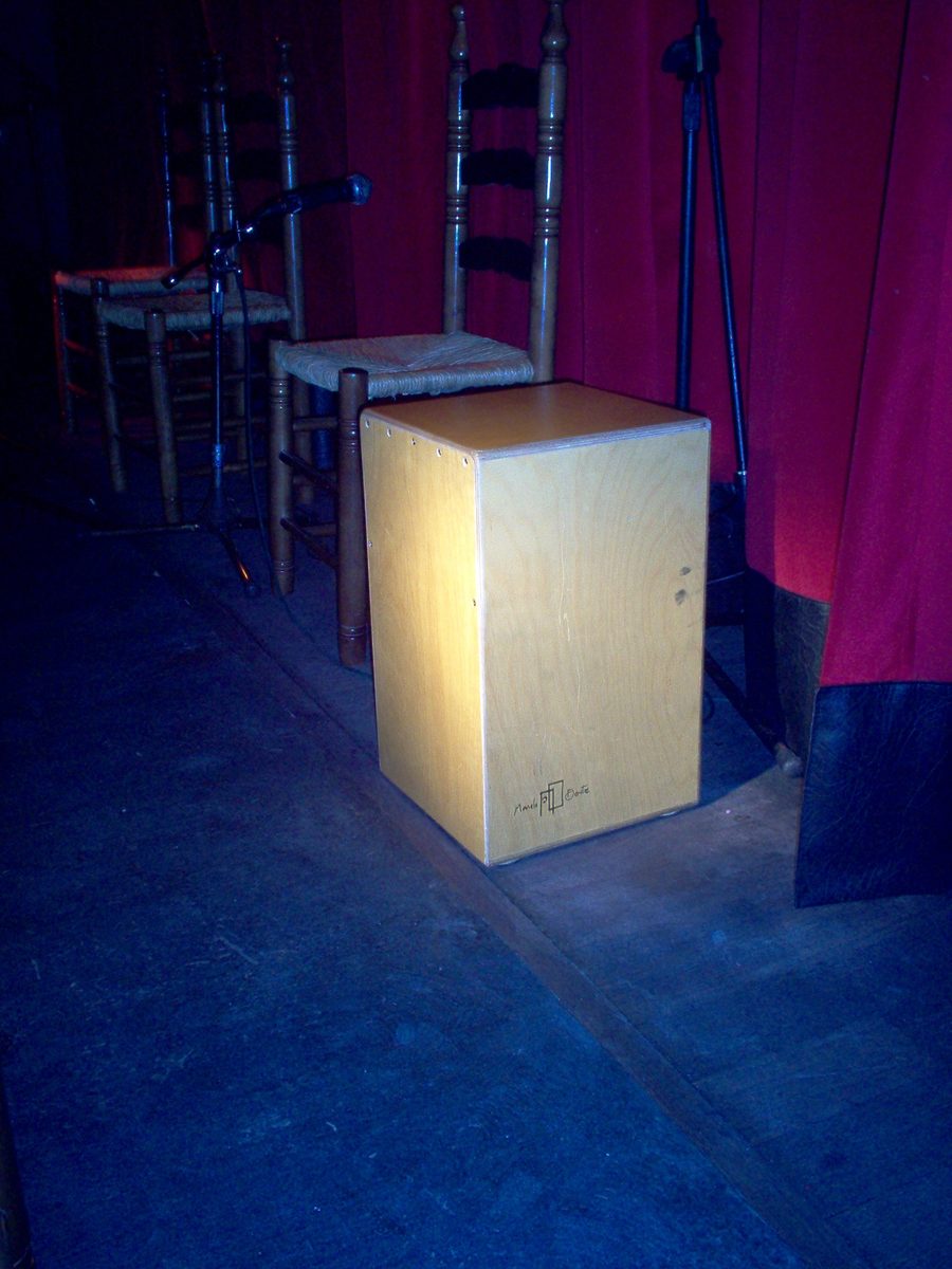Caj&oacute;n flamenco de madera tocado con las manos en un concierto