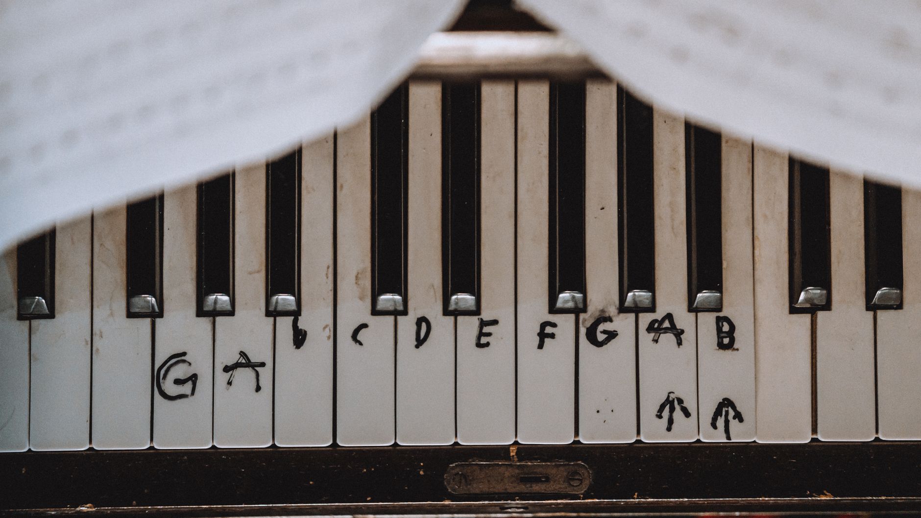 Práctica musical con instrumento japonés