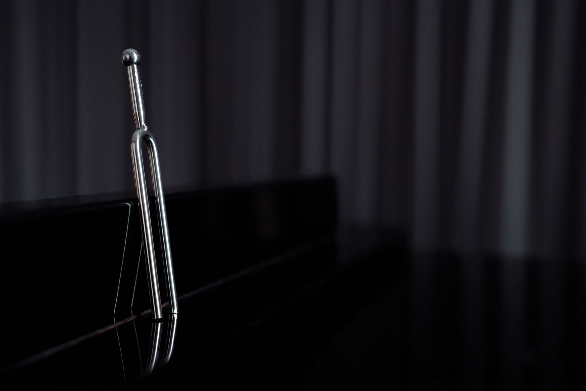 Sound sculpture with vibrating metal rods — acoustic principle of the Crystal Baschet