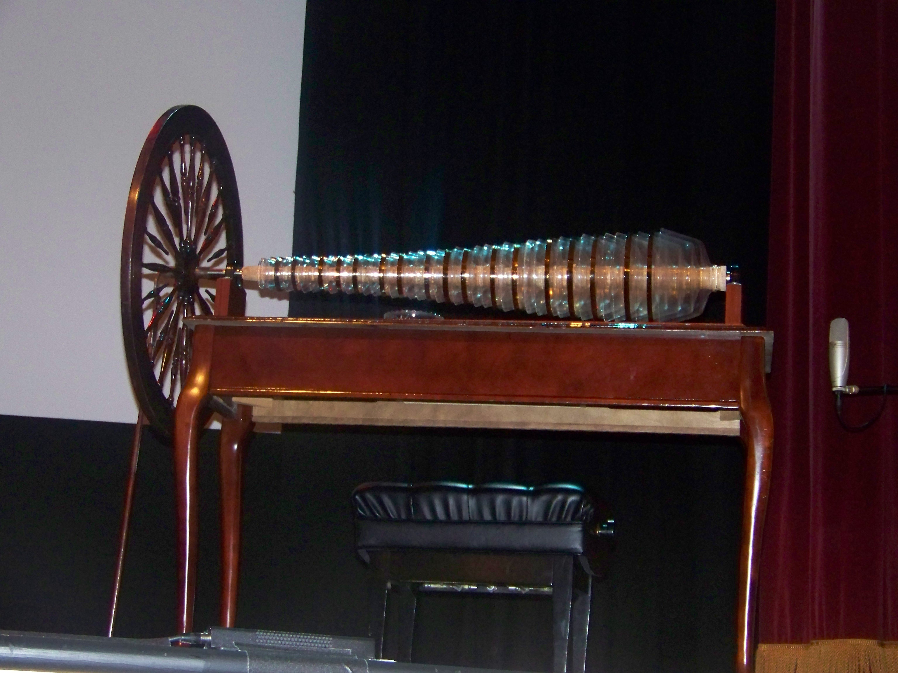 Glass armonica, strumento di cristallo rotante inventato da Benjamin Franklin