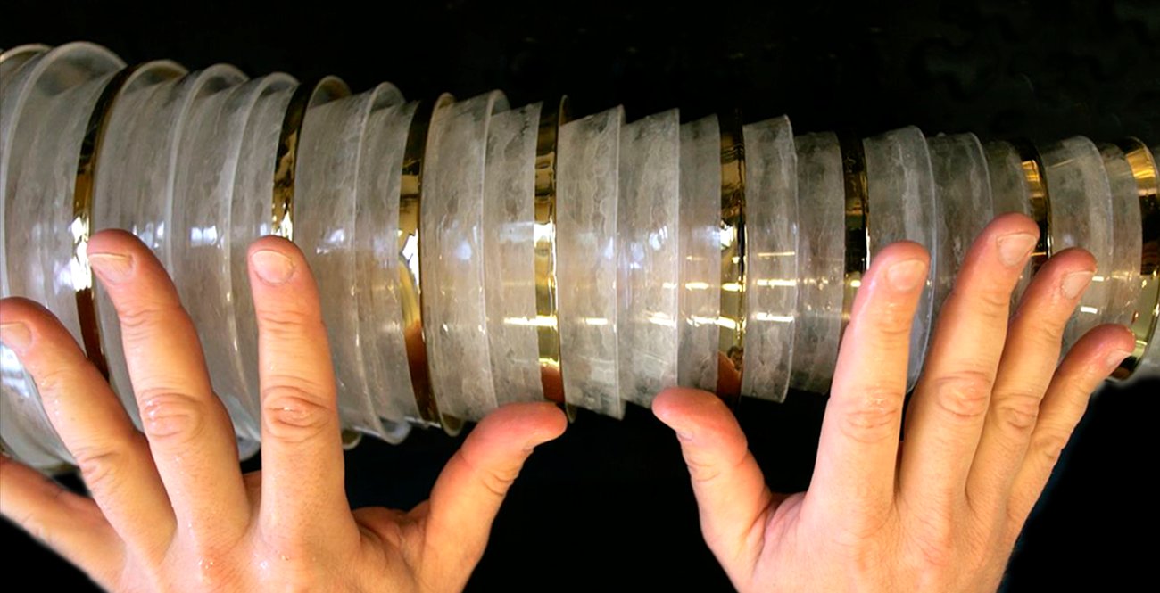 Mani di un musicista suonano la glass armonica, dettaglio dei tasti di cristallo