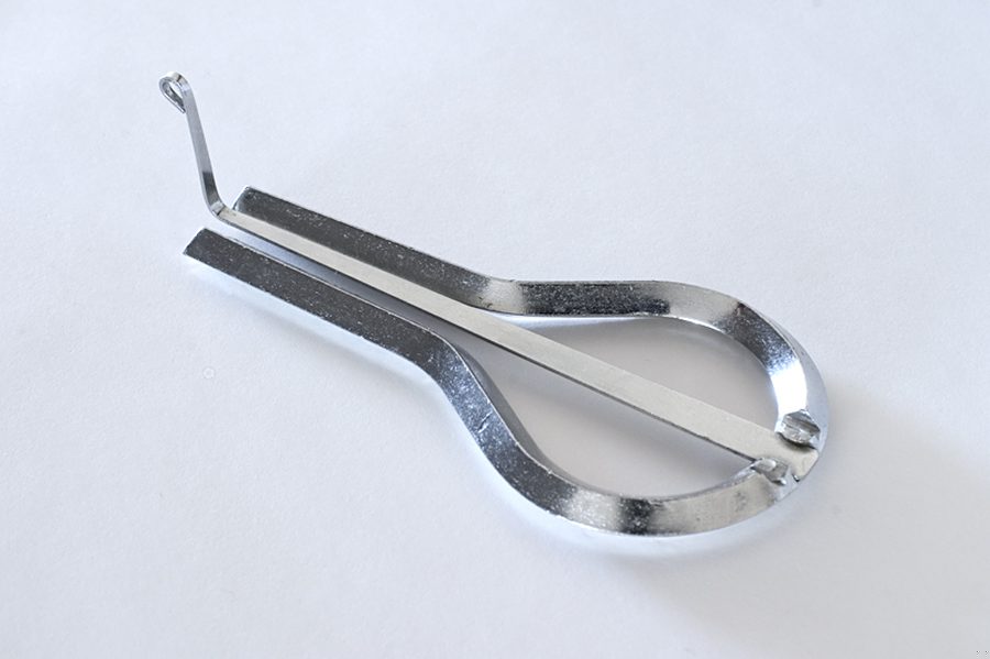 Guimbarda o arpa de boca met&aacute;lica con su leng&uuml;eta central flexible, el instrumento que se sujeta contra los dientes y se pulsa con el dedo