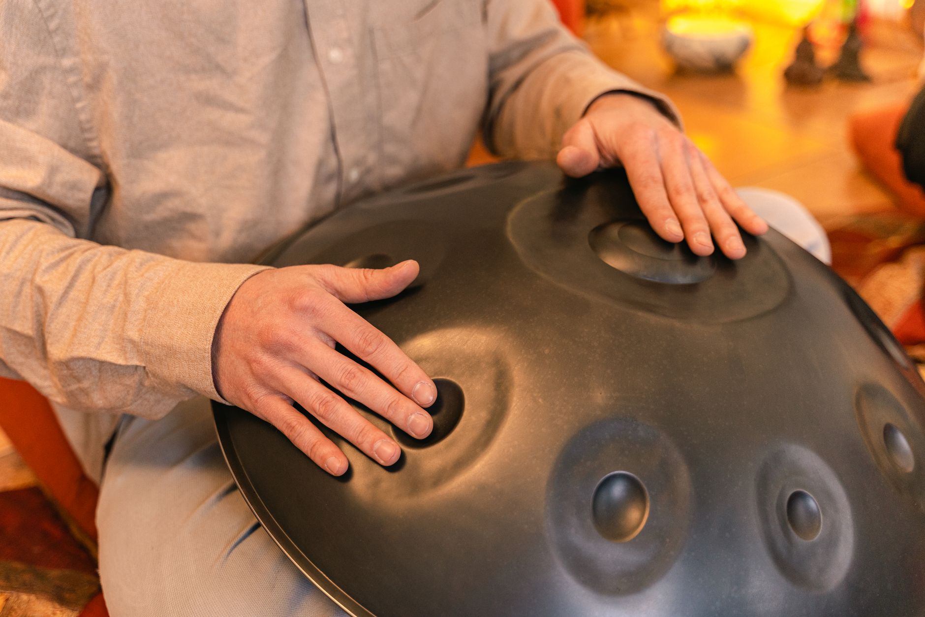 Handpan — strumento di acciaio svizzero per meditazione