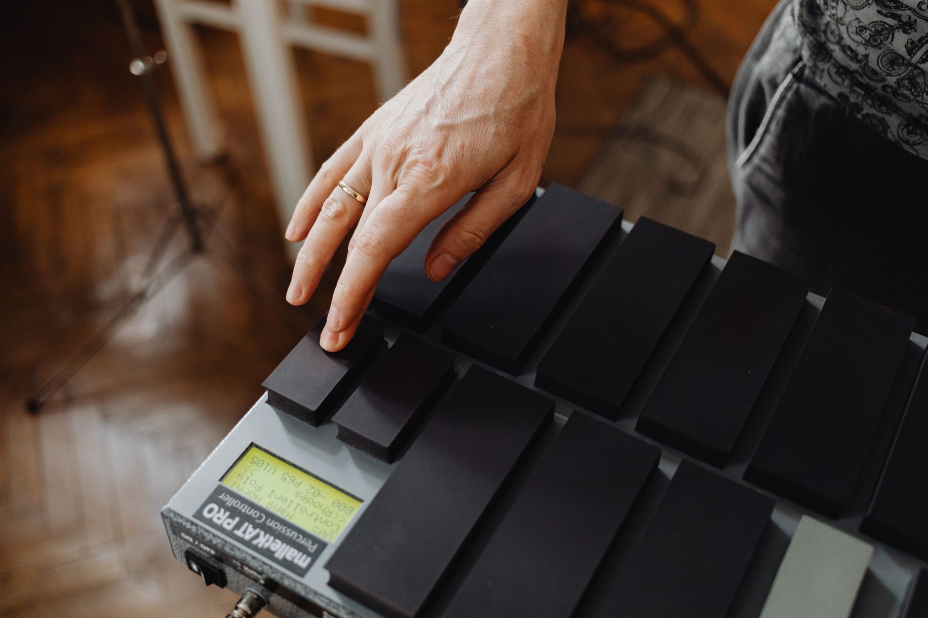 Suonatore di Theremin con mani vicine alle antenne