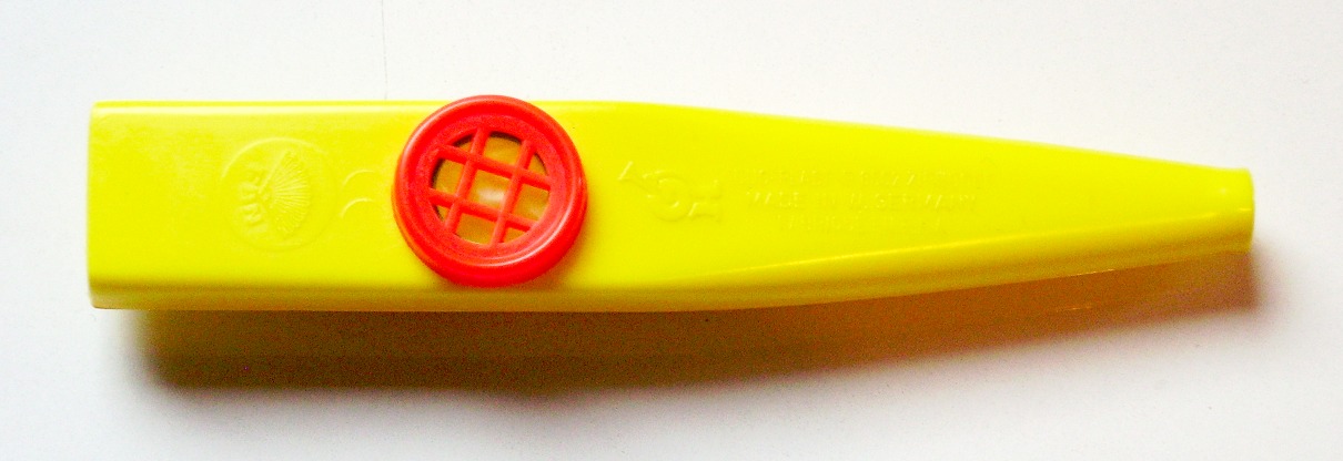Kazoo de plastico clasico en forma de submarino, el instrumento de zumbido mas facil del mundo
