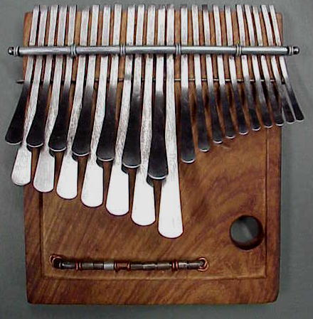 Mbira ene, variante tradizionale con lamelle di ferro