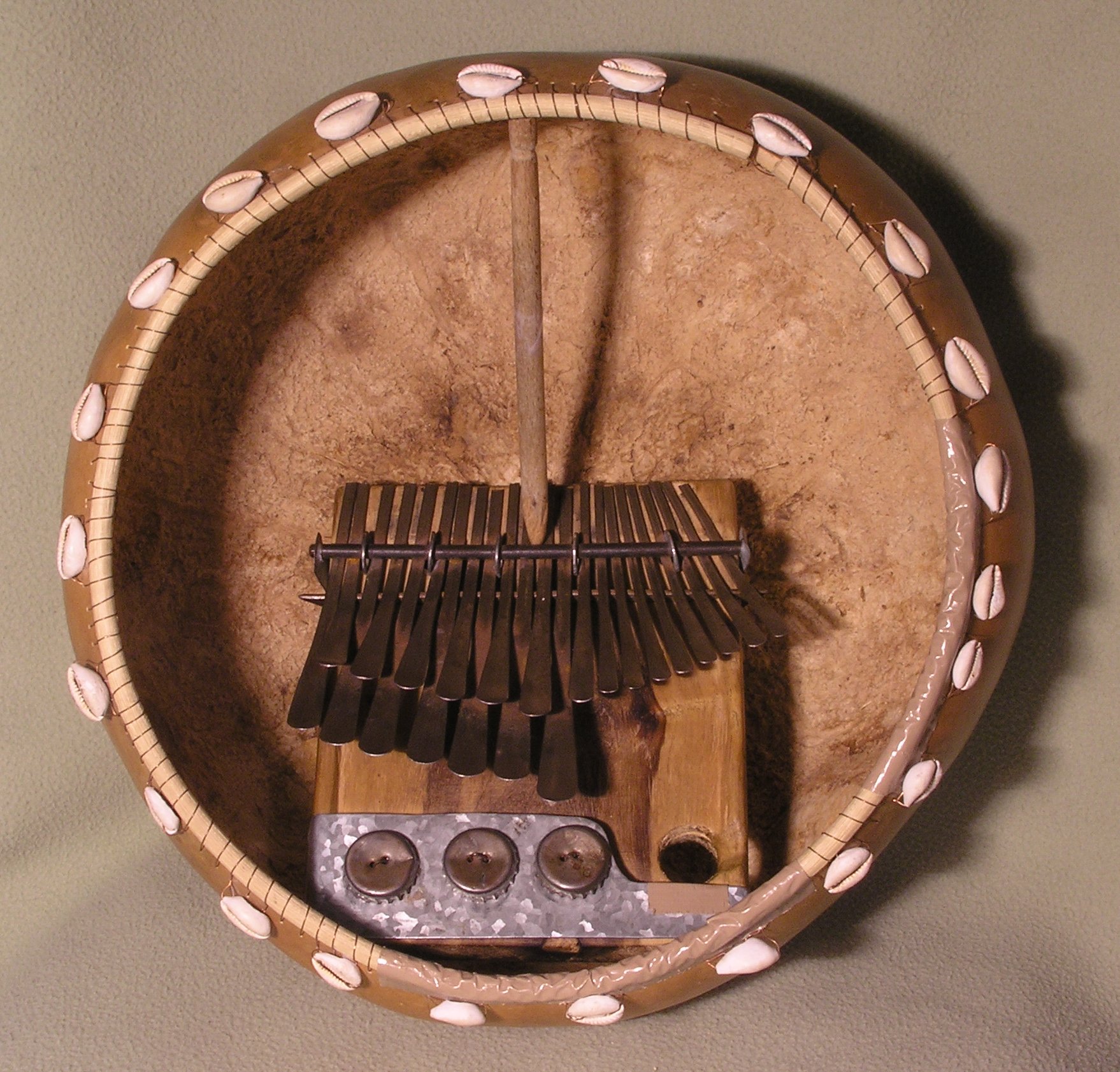 Matepe, variante mbira con risonatori di zucca suonata in Zimbabwe