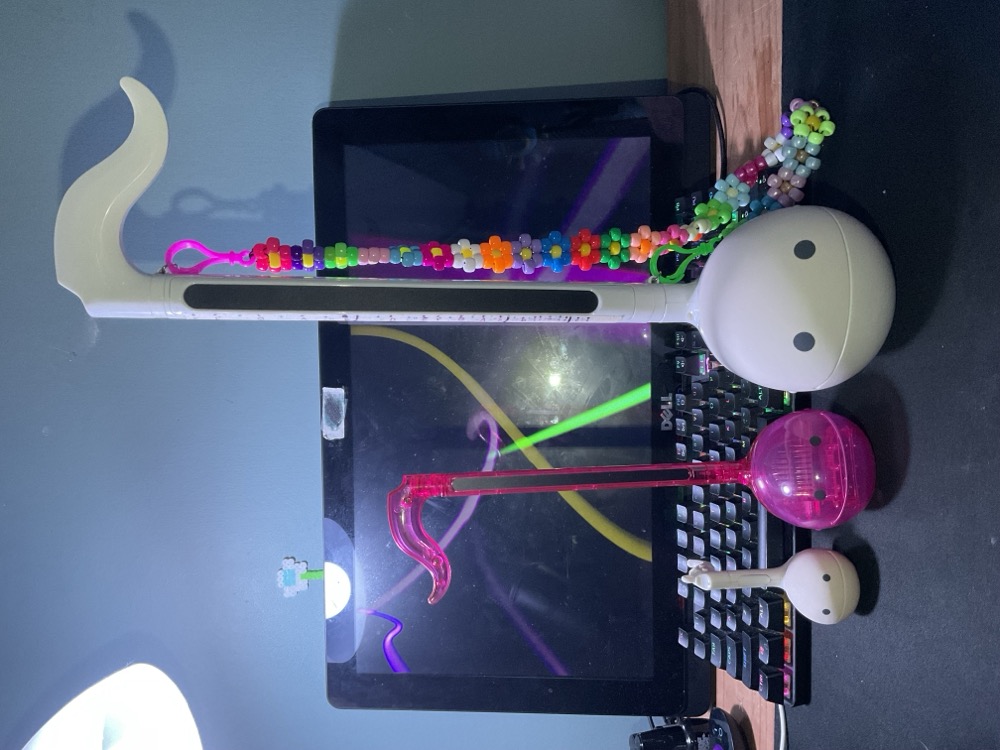 Otamatones de distintos colores con su forma característica de nota musical y cara cantarina