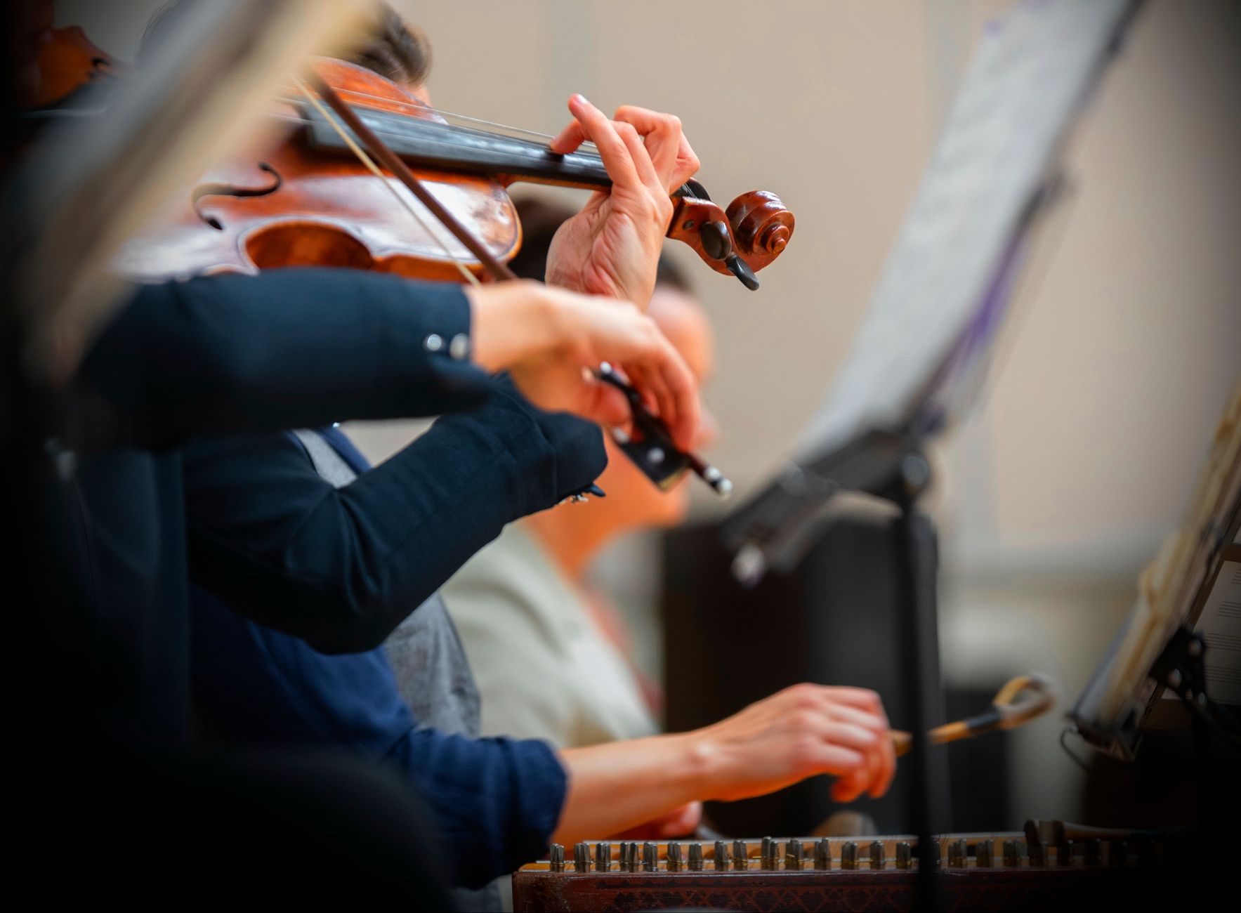 Nyckelharpa — schwedische Schlüsselfiedel mit Sympathiesaiten