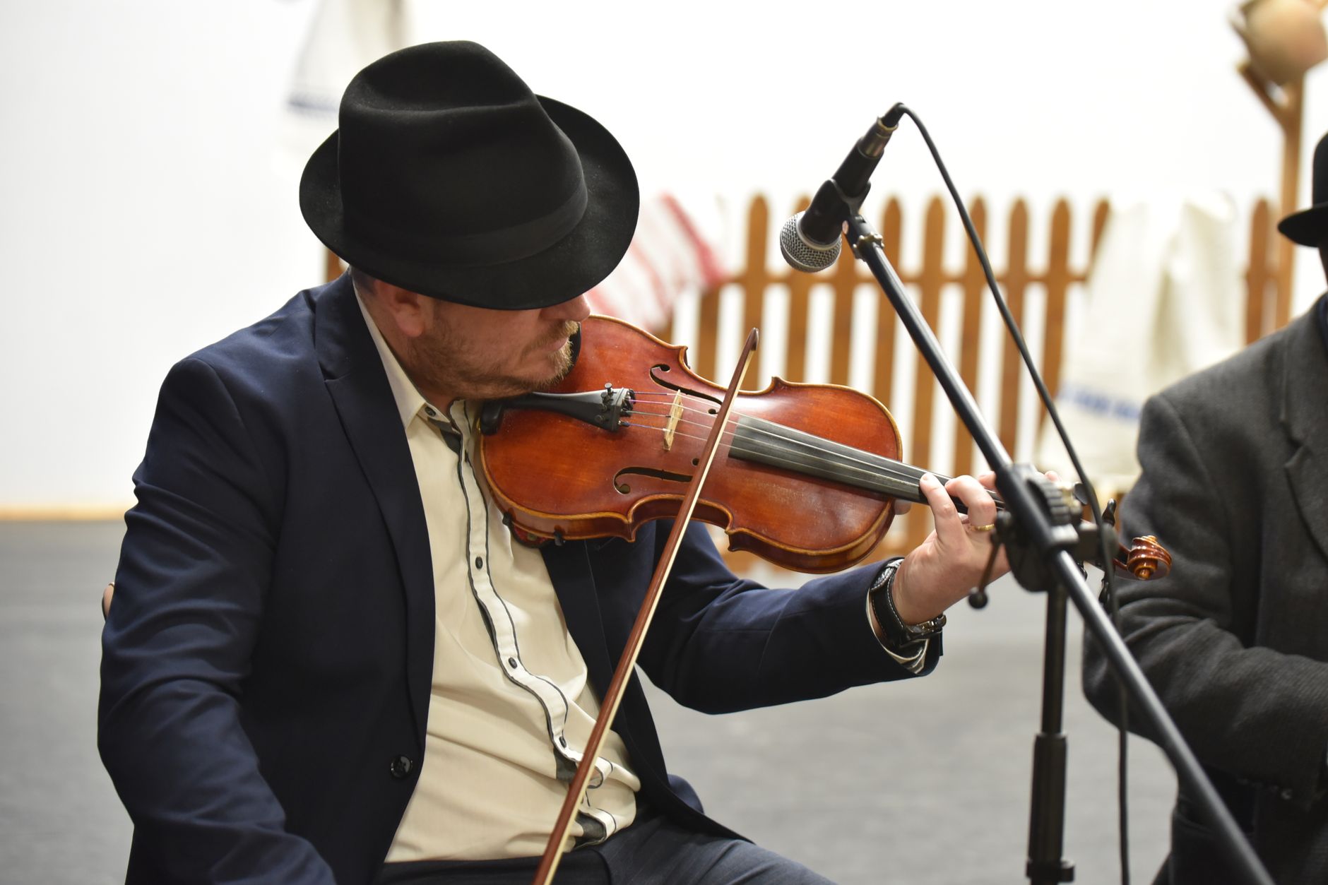 Detailaufnahme der Holztasten und Saiten der Nyckelharpa