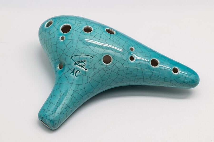 Ocarina de cer&aacute;mica con forma de huevo y varios agujeros para los dedos vista de frente
