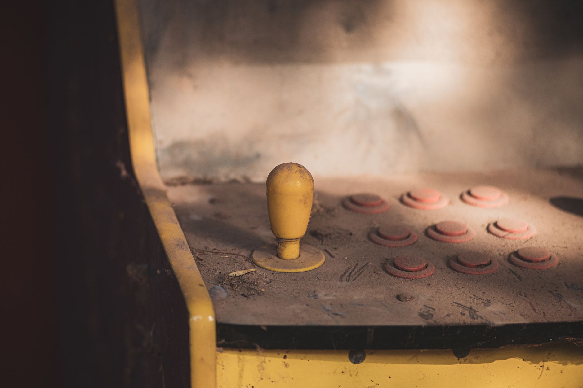 Máquina arcade retro amarilla, estética inspirada en Pac-Man