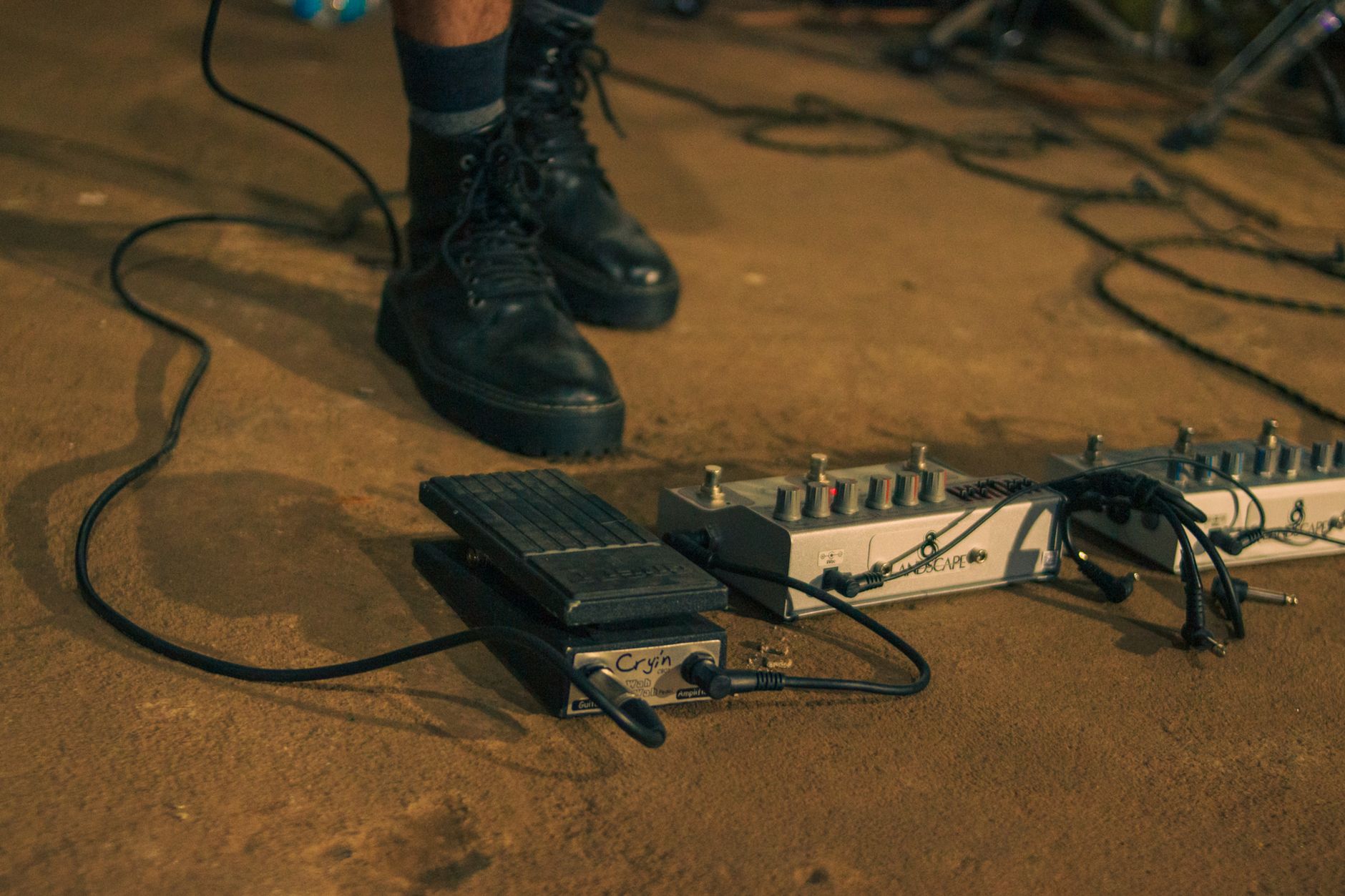 Pédale wah-wah Dunlop Cry Baby sur scène — l'effet guitare iconique