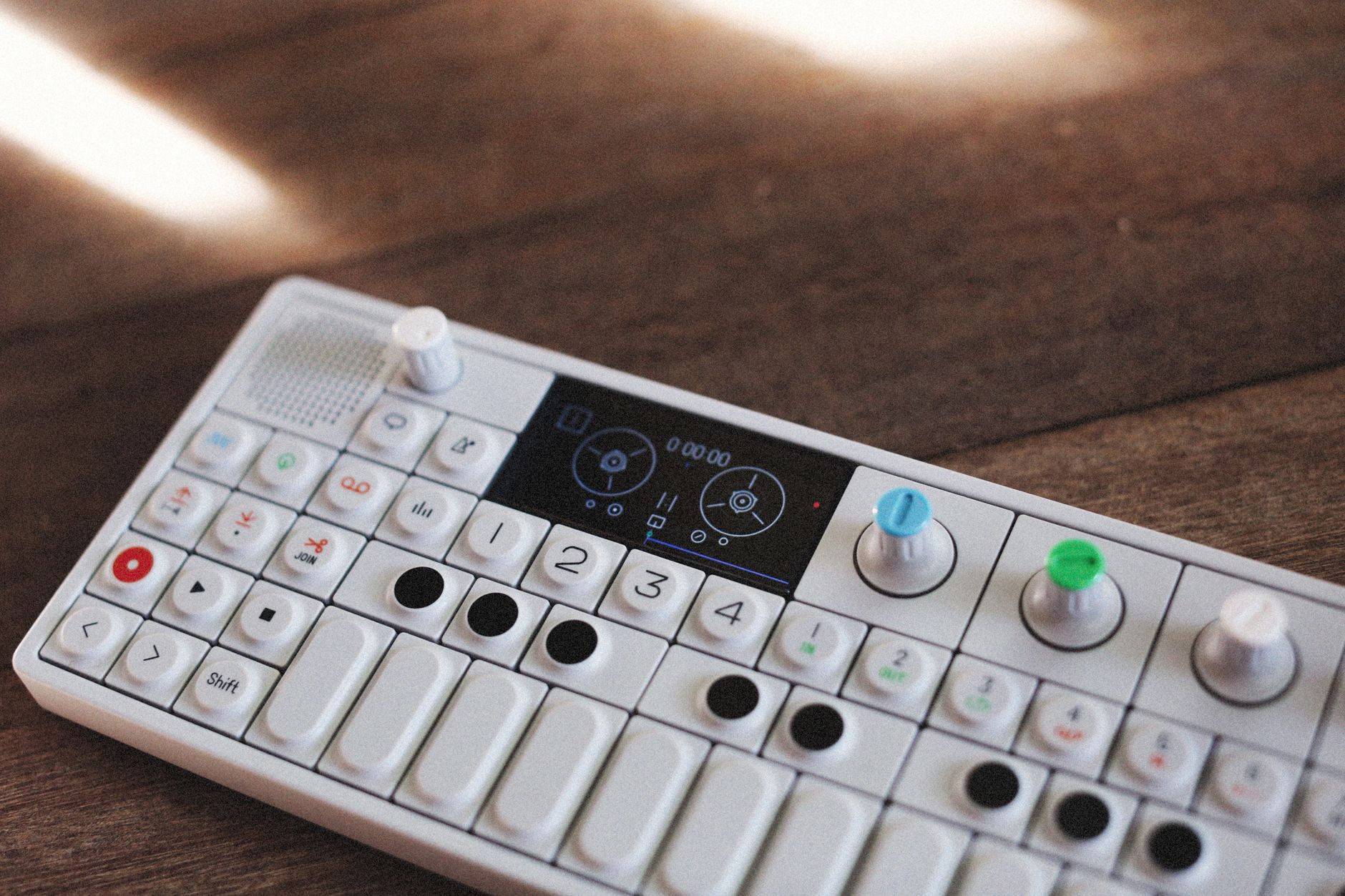 Tragbarer elektronischer Synthesizer — merkwürdiges elektronisches Musikinstrument ähnlich dem Otamatone
