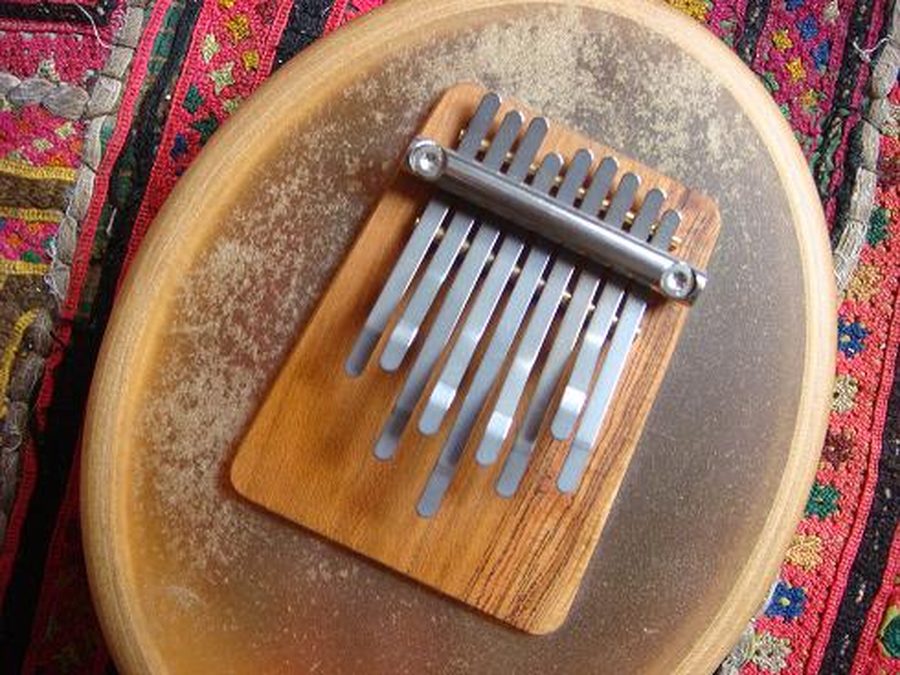 Sansula: l&aacute;minas met&aacute;licas montadas sobre la membrana de un tambor de marco redondo de madera