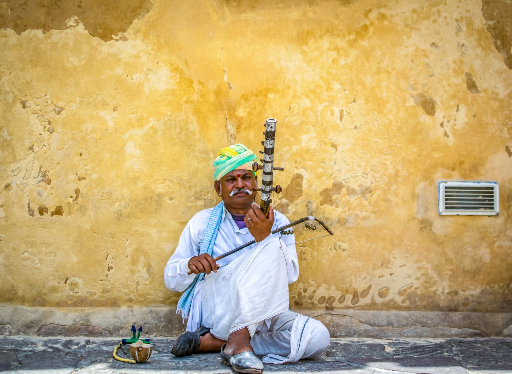 Músico tocando el sitar en una actuación de raga clásico