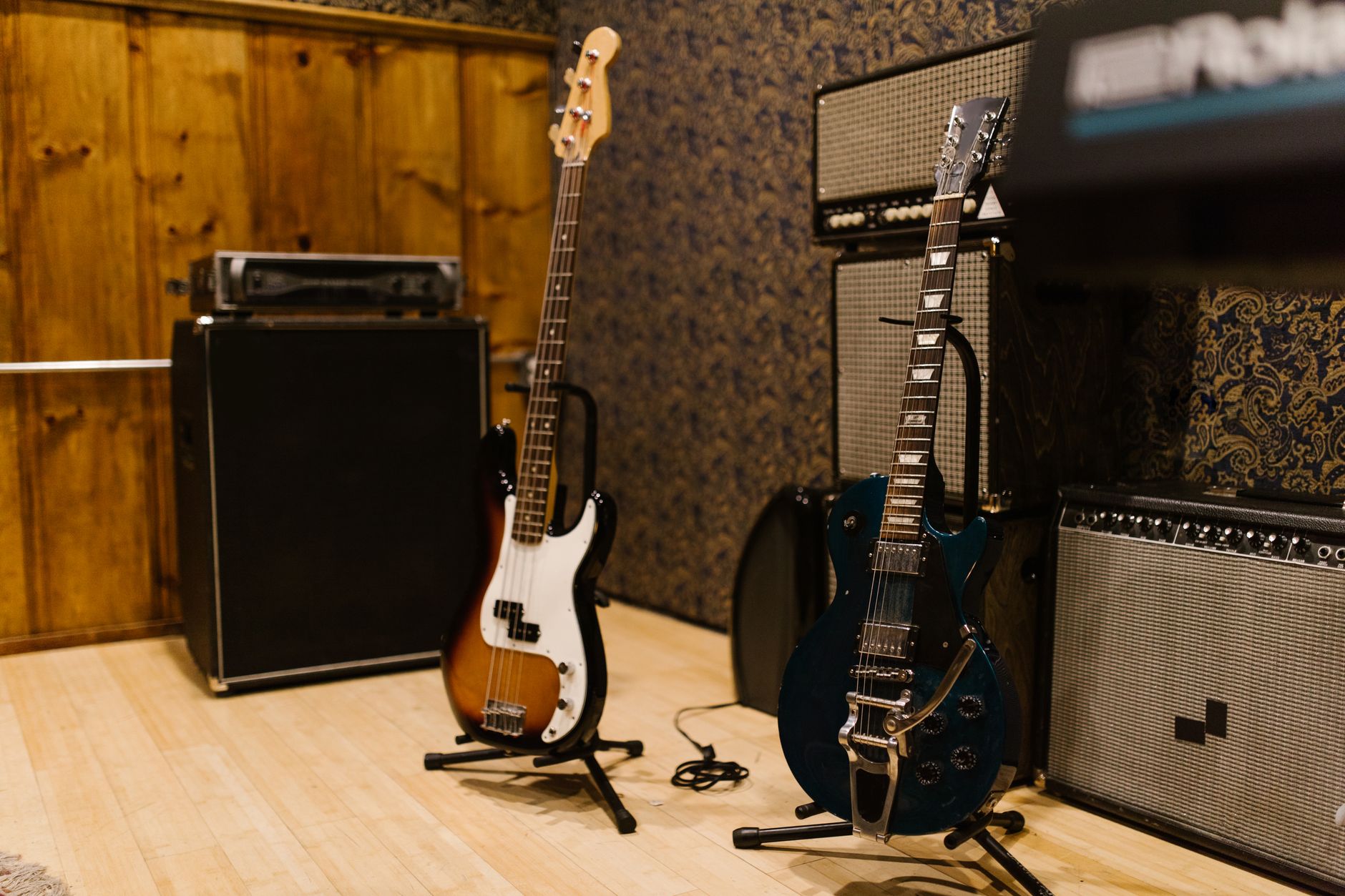 Strumenti musicali rari in uno studio di registrazione