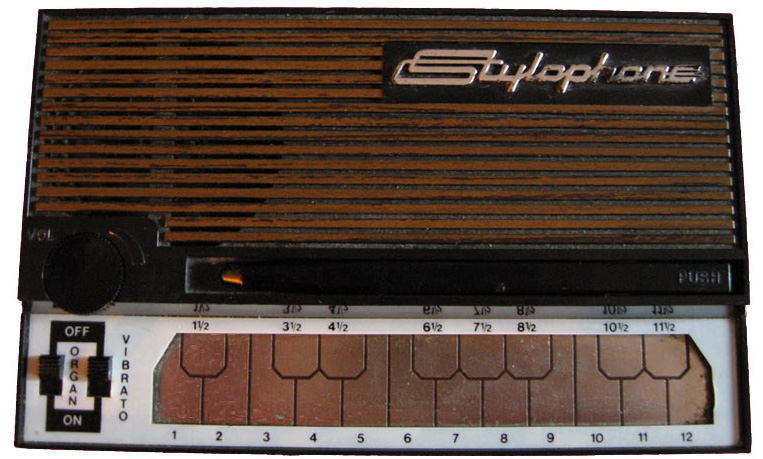Stylophone clasico Dubreq, sintetizador de bolsillo que se toca con un lapiz metalico sobre un teclado plano