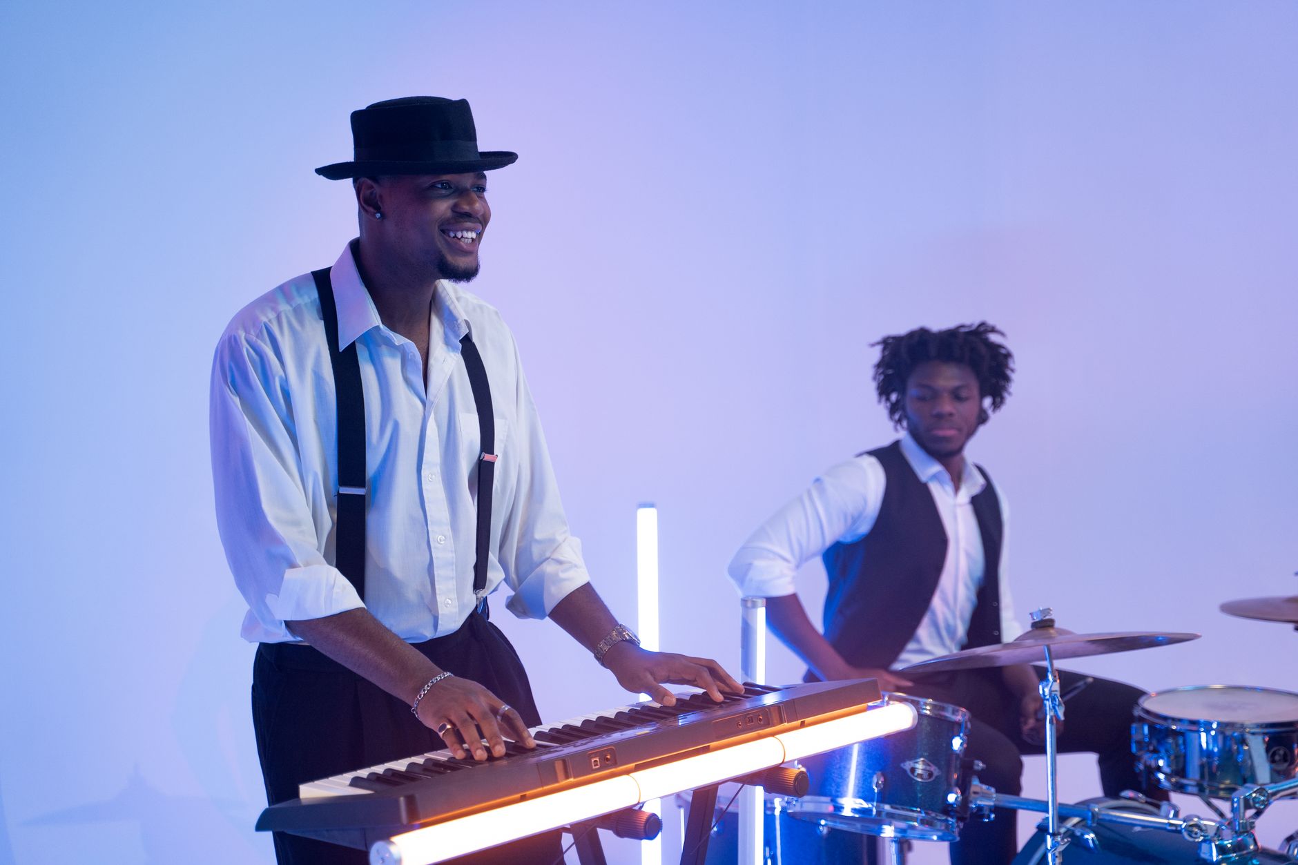 Musicista che suona il theremin con le mani nell'aria