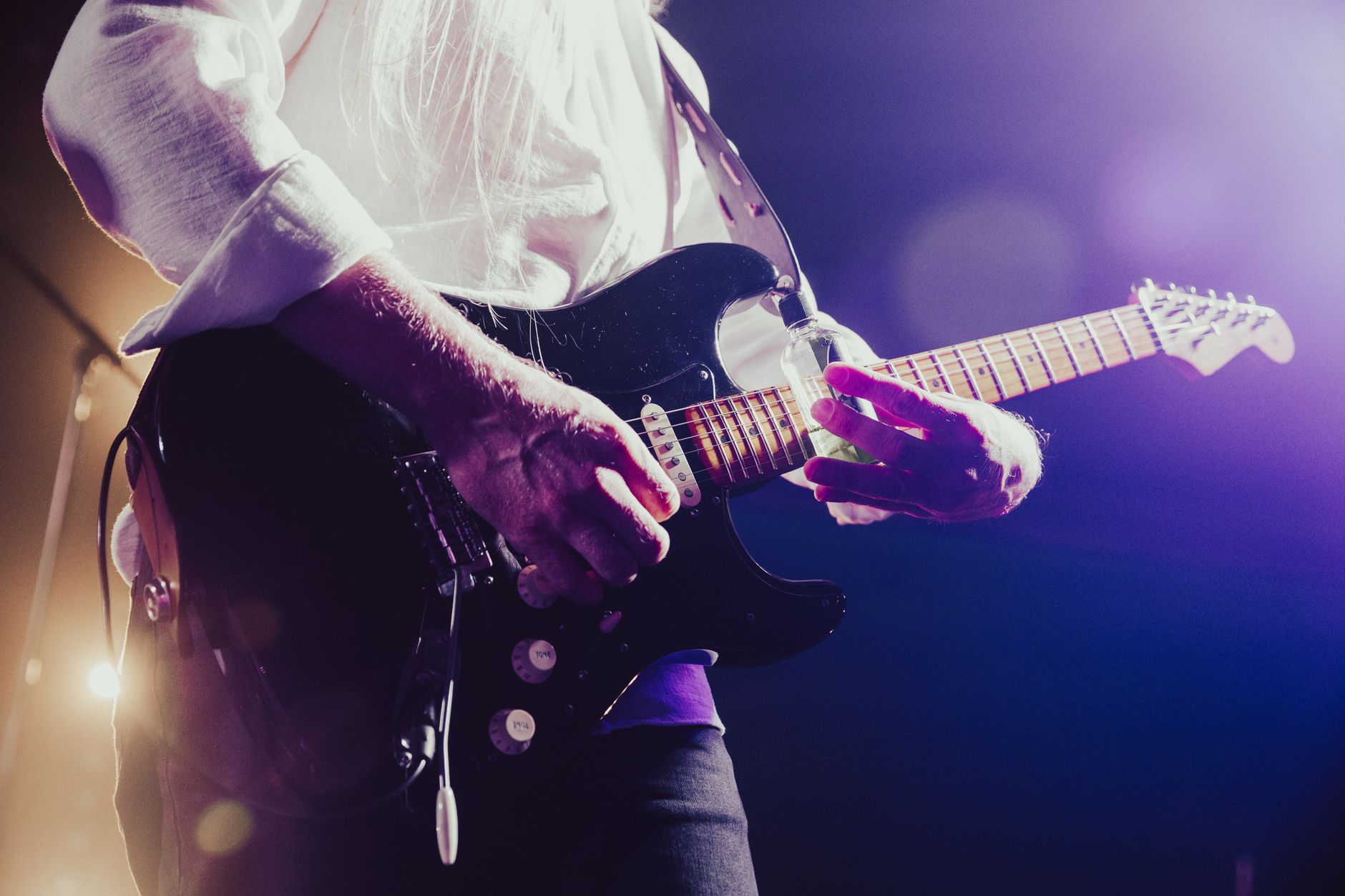 Gitarrist mit E-Gitarre beim Rockkonzert — Wah-Wah-Effekt