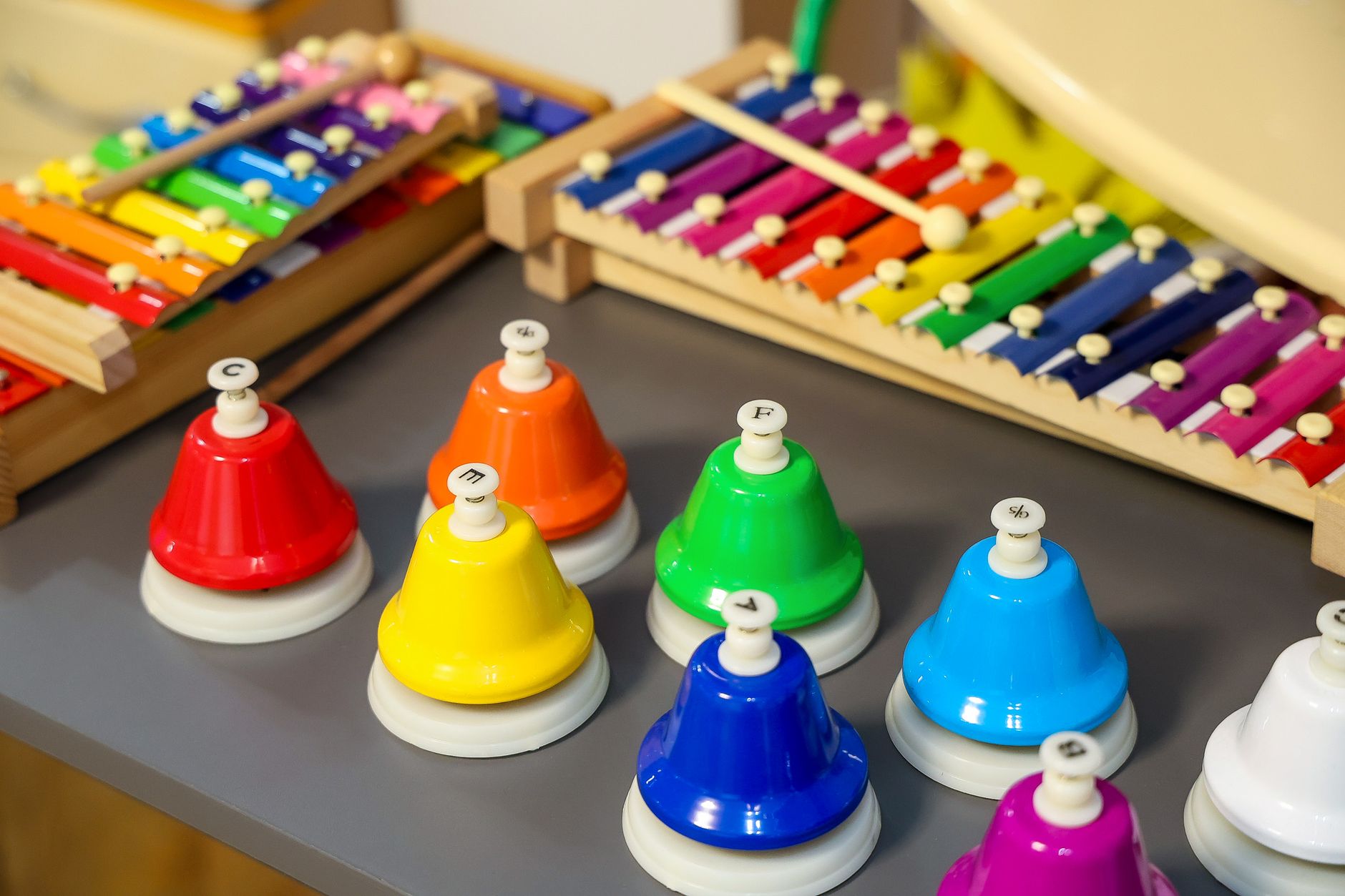Xil&oacute;fono de colores en escuela de m&uacute;sica — aprendizaje musical infantil