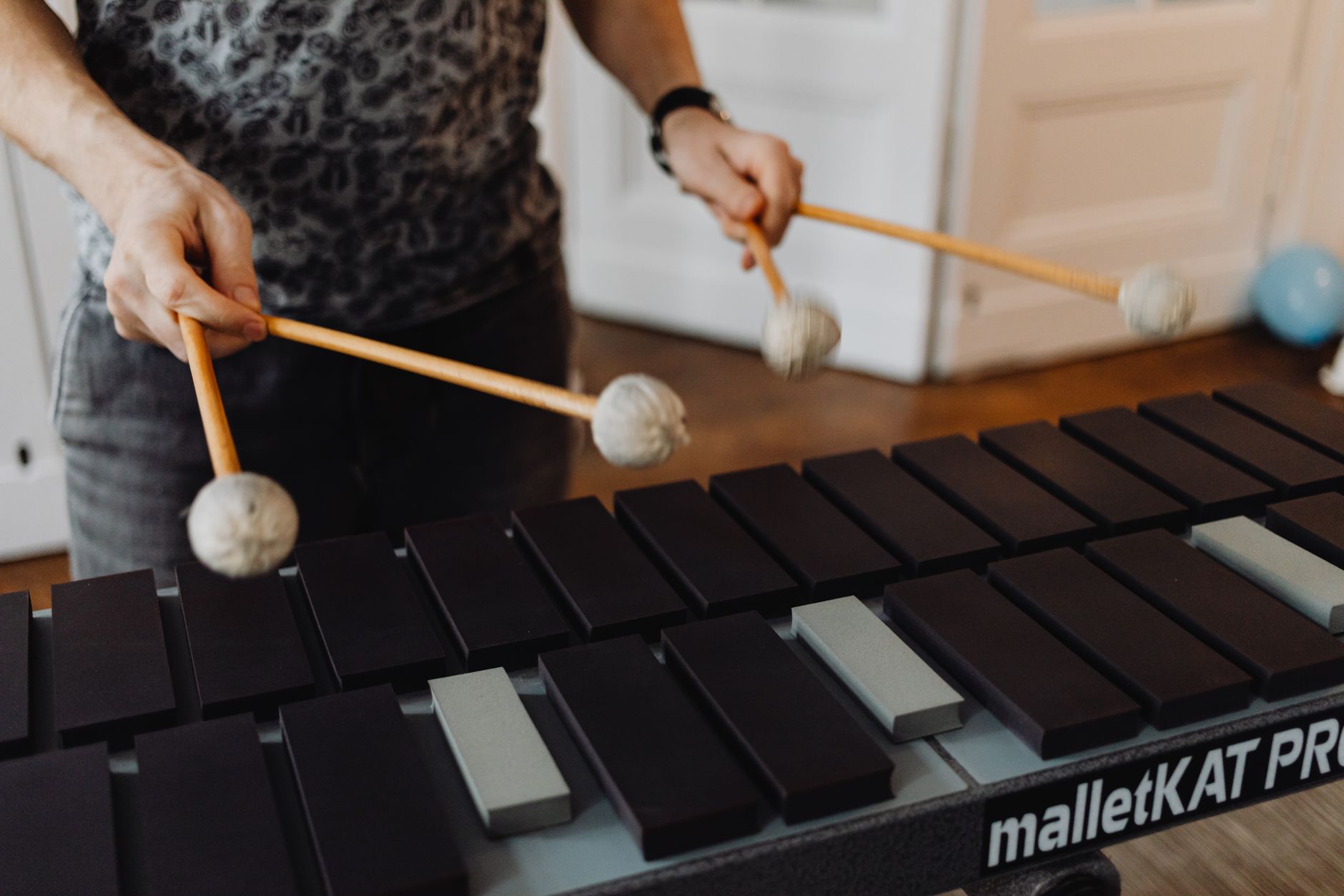 Percusionista tocando marimba o xil&oacute;fono con baquetas — t&eacute;cnica profesional