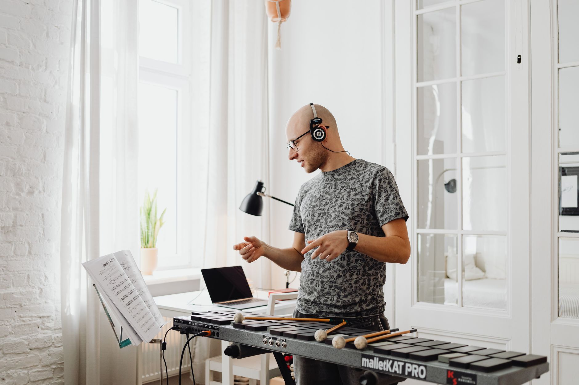Canzoni popolari da suonare sull'otamatone: guida alle melodie facili e alle posizioni delle dita