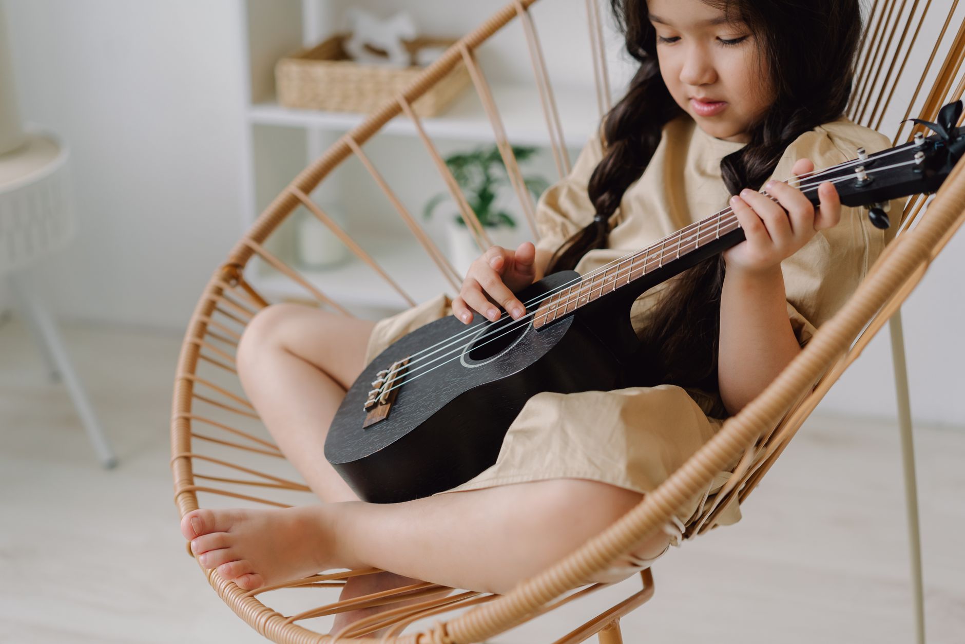 Bambino che suona uno strumento musicale