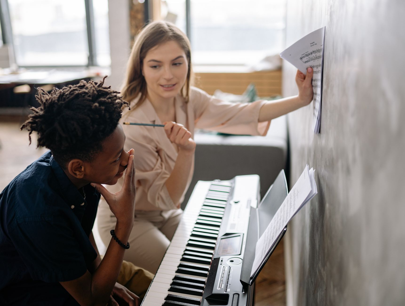 Aula de música con niños aprendiendo con instrumentos de teclado