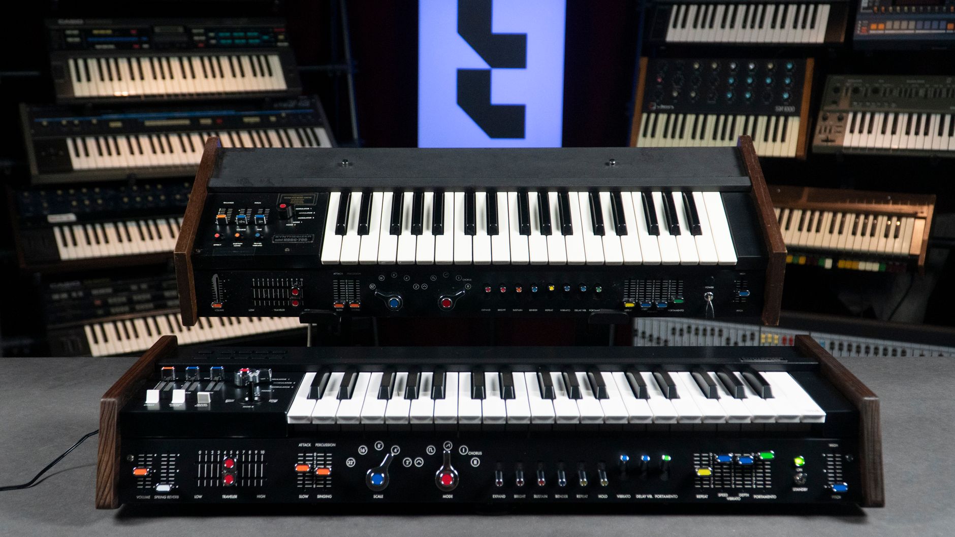 Instrumento electrónico vintage con teclado, similar a las ondas Martenot