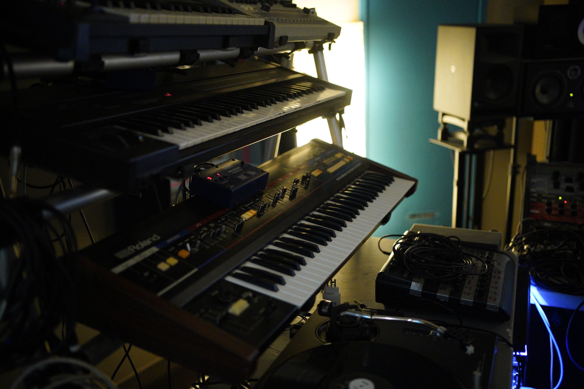 Sintetizador y equipo de música electrónica en un estudio, herederos de las ondas Martenot