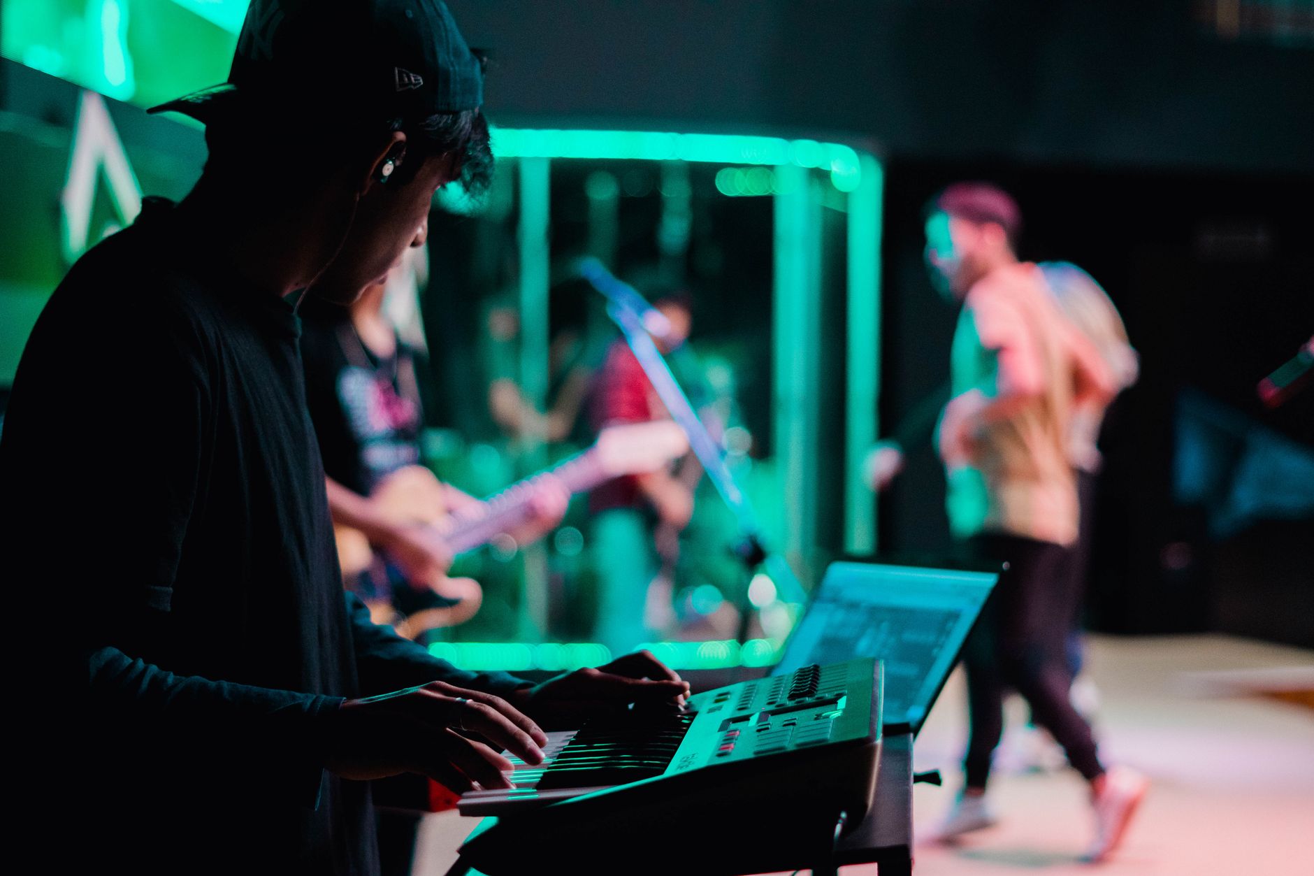 Músico interpretando un instrumento electrónico en directo, en la tradición de las ondas Martenot