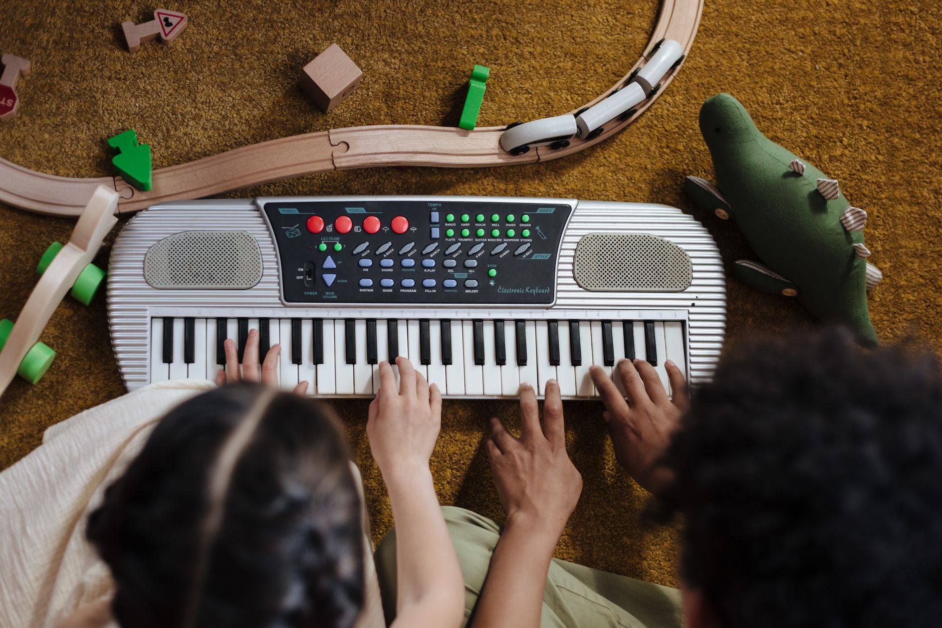Niños tocando instrumento musical electrónico — el otamatone Melody para niños