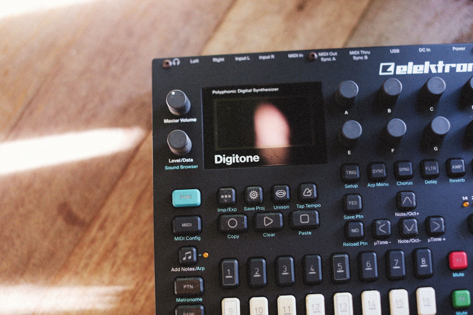 Sintetizador electr&oacute;nico m&uacute;sica electr&oacute;nica &mdash; el concepto tecnol&oacute;gico detr&aacute;s del Otamatone Techno