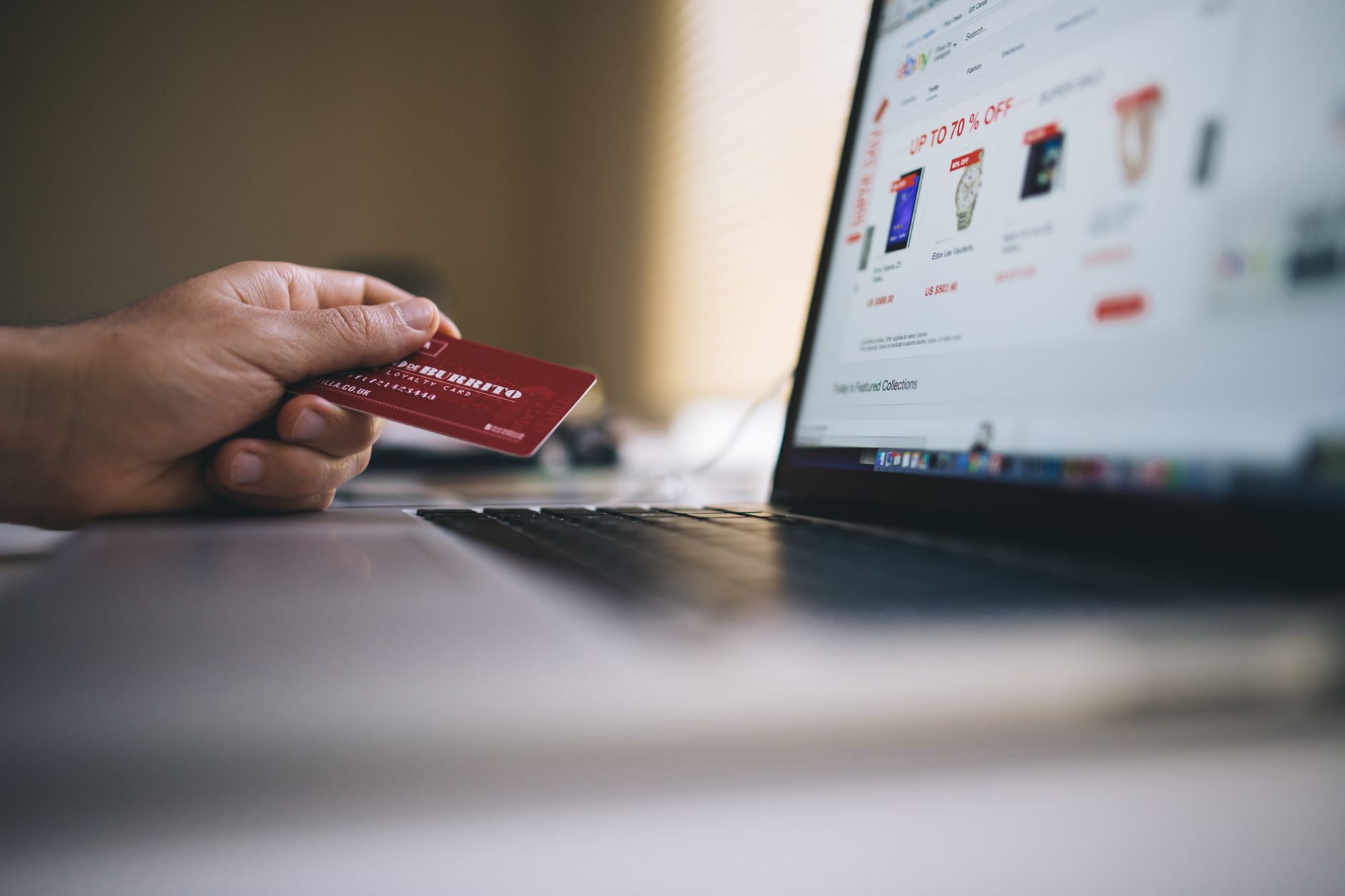 Persona realizando una compra online desde un portátil