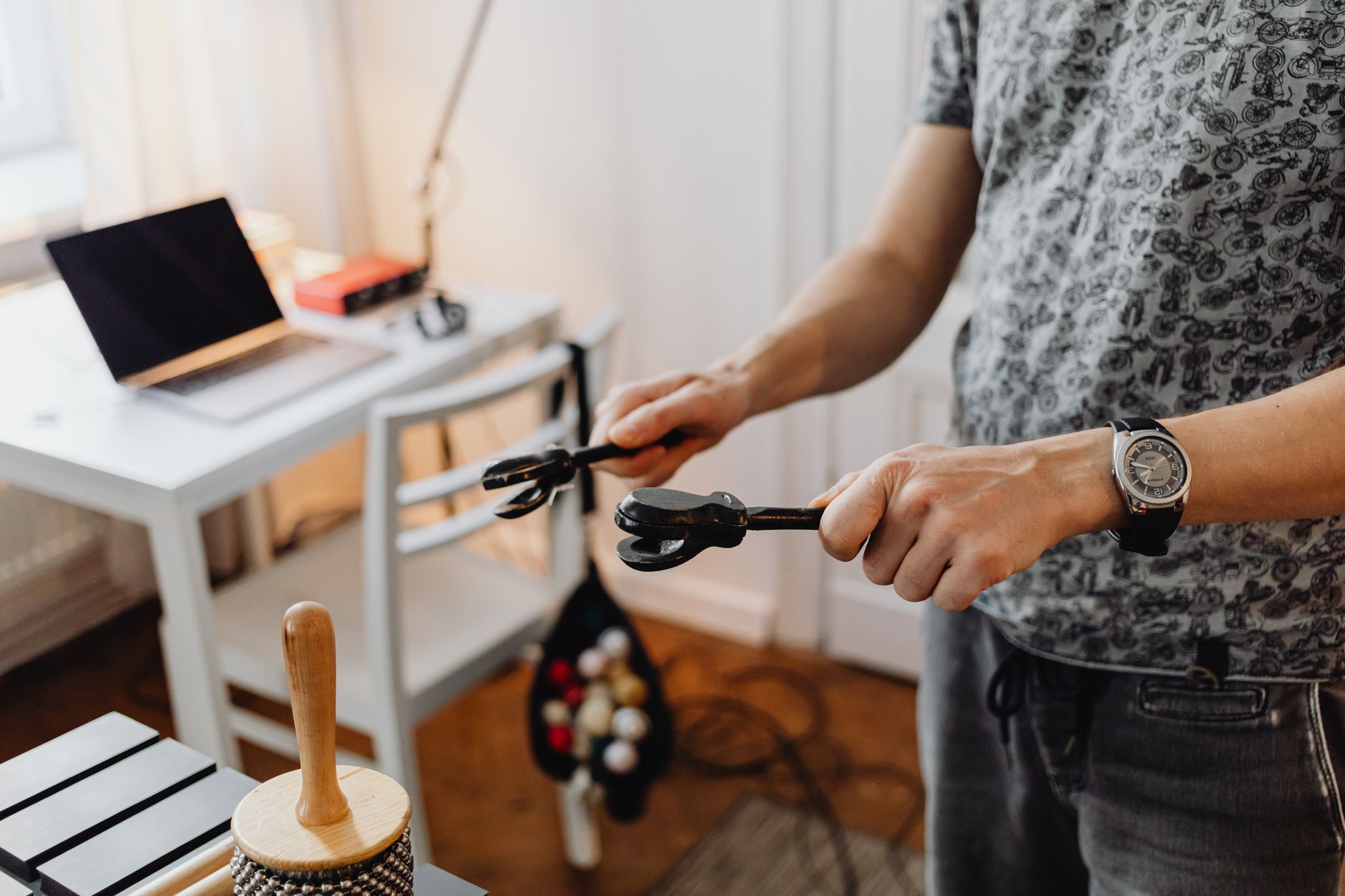 Persona tocando un instrumento musical electrónico con las manos — experiencia real con otomatones