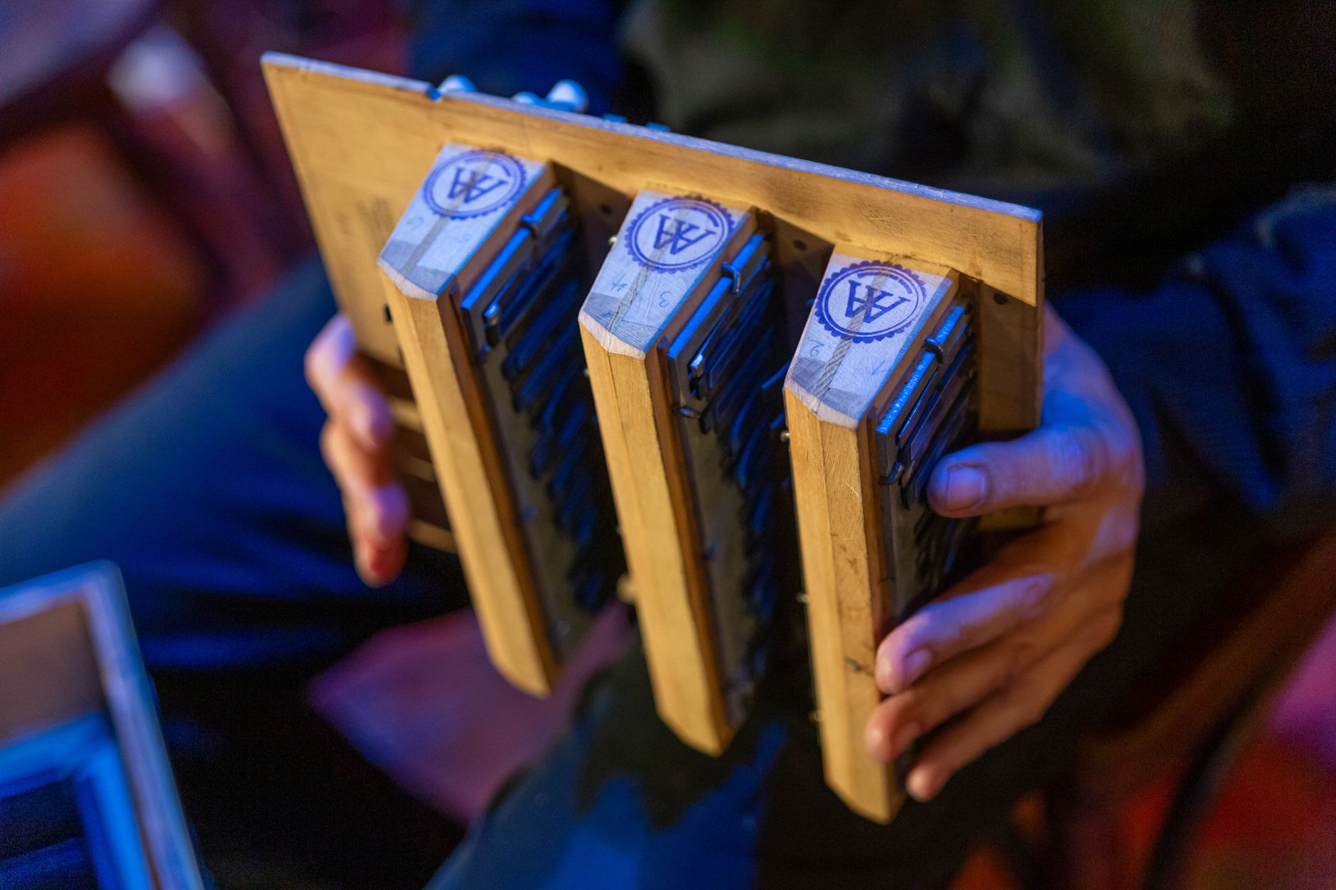 Shruti box, strumento indiano ad ance per generare un drone continuo nella musica classica