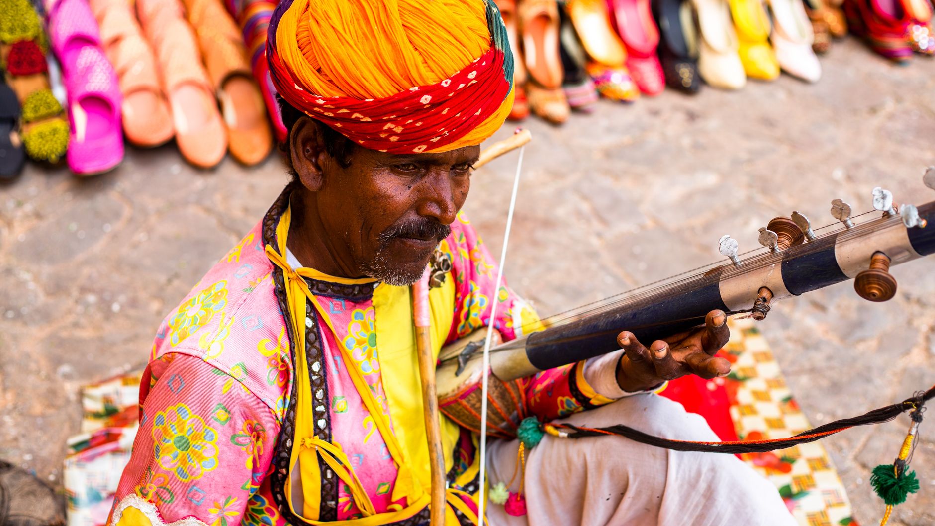 Musicista indiano con uno strumento drone per la musica classica hindustani