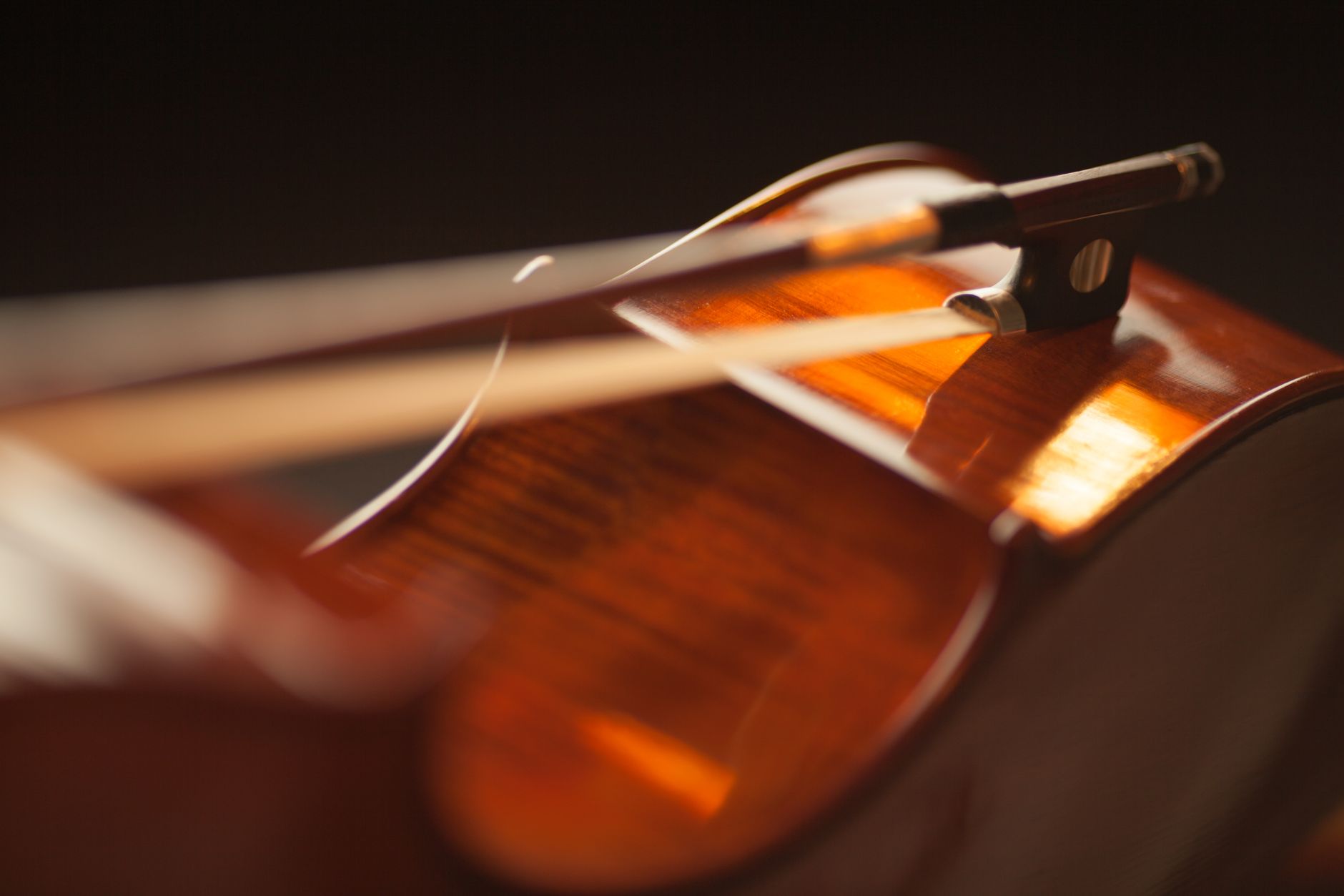 Arco de violín usado para frotar la sierra musical y producir su característico sonido etéreo
