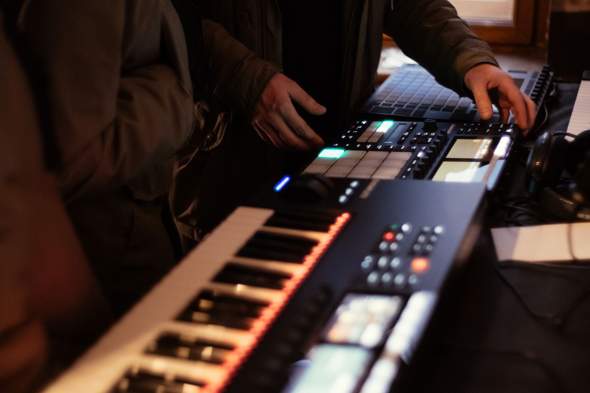 Estudio de producción musical con sintetizadores y equipamiento electrónico — contexto del theremin profesional