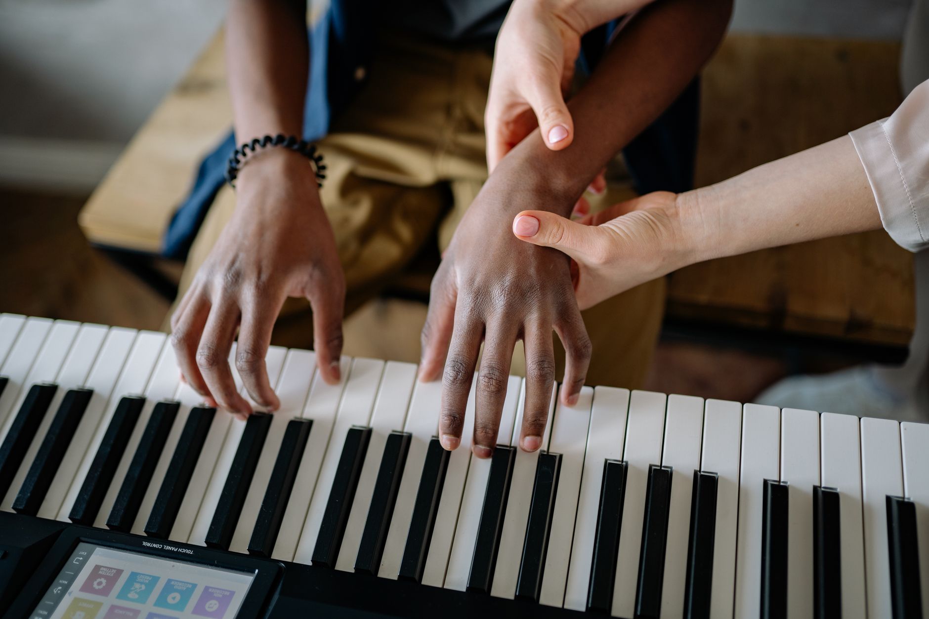 Músico practicando técnica en instrumento musical — lección y práctica de técnica musical detallada